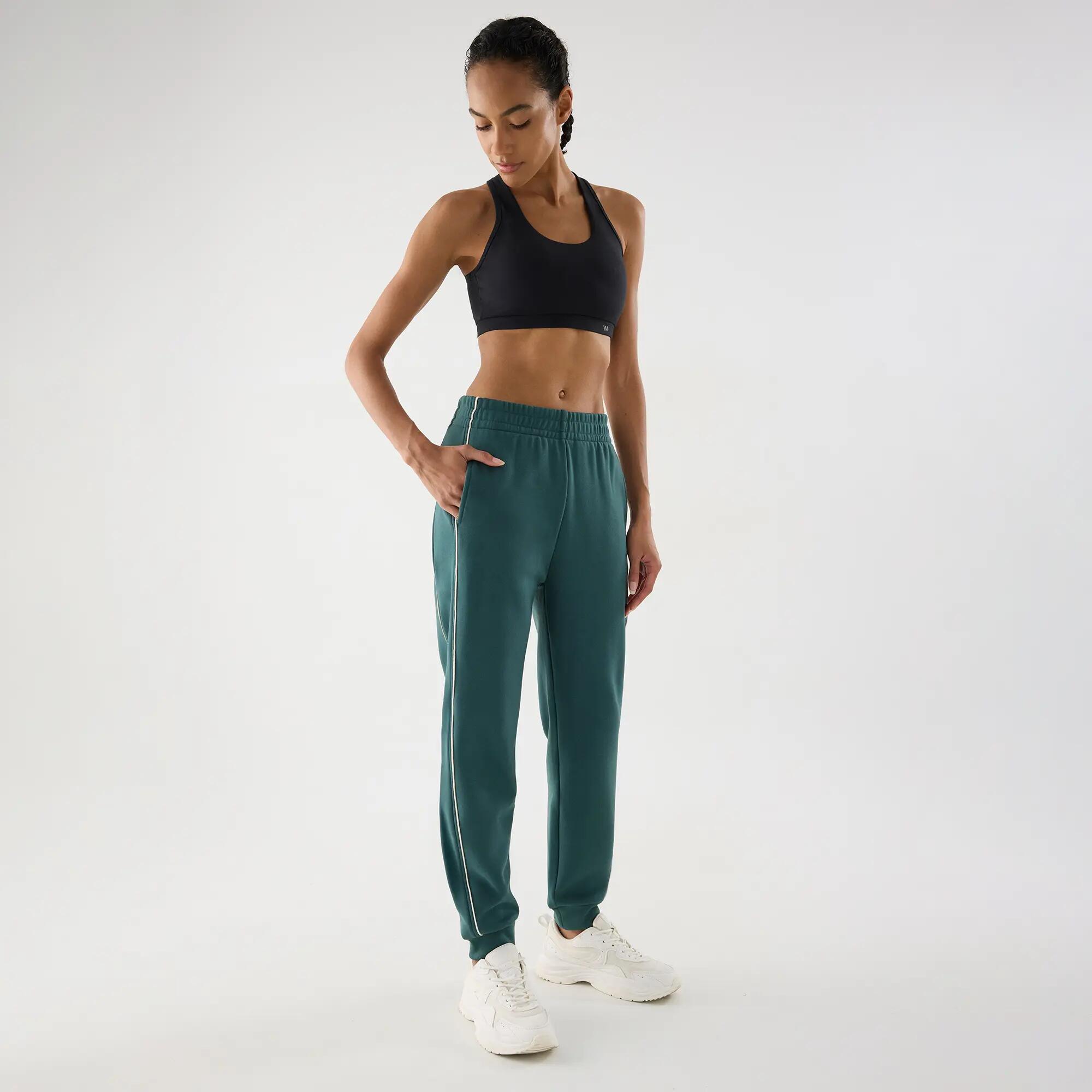 Pantalón deportivo jogger con bolsillos lineas a contraste verde botella 3/5