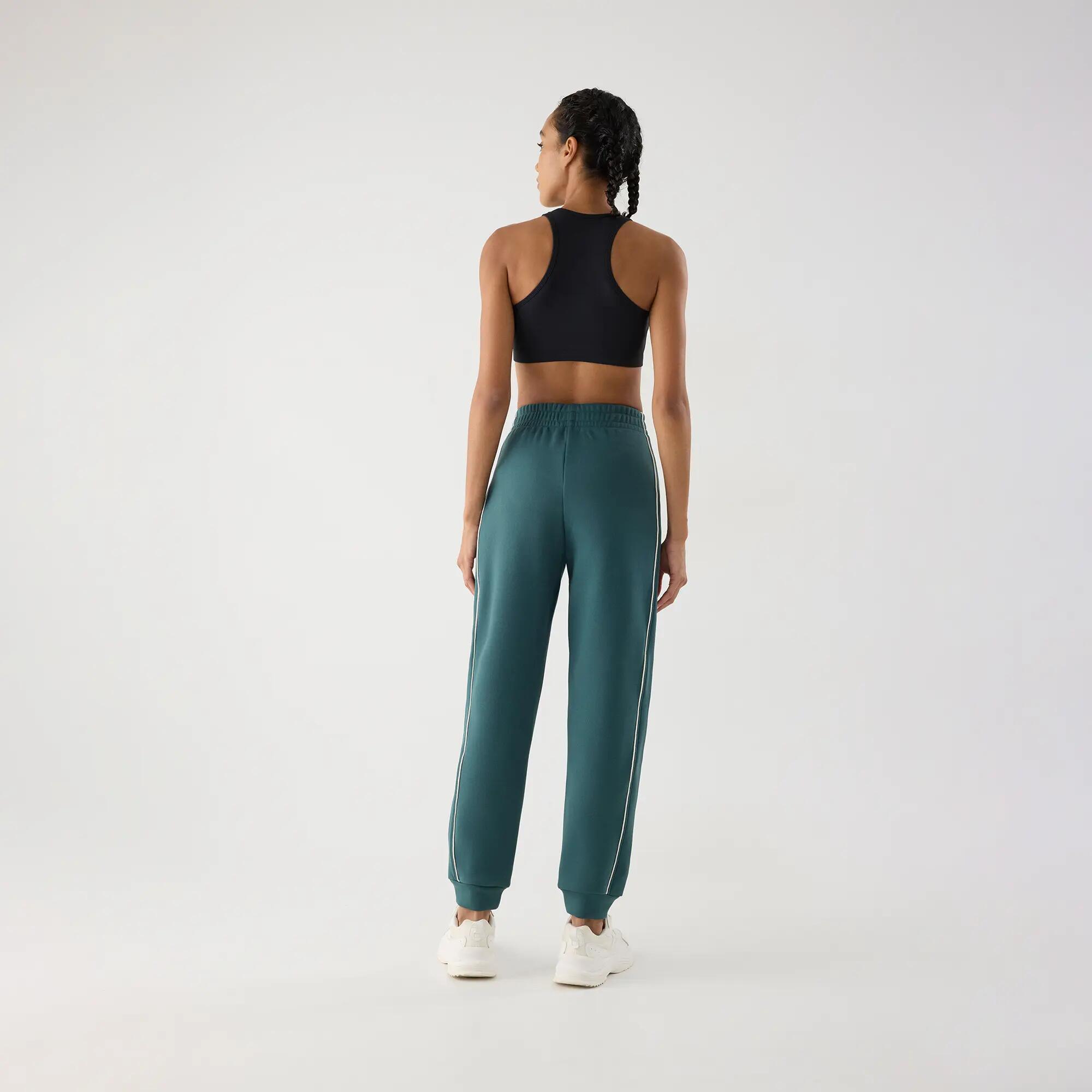 Pantalón deportivo jogger con bolsillos lineas a contraste verde botella 2/5