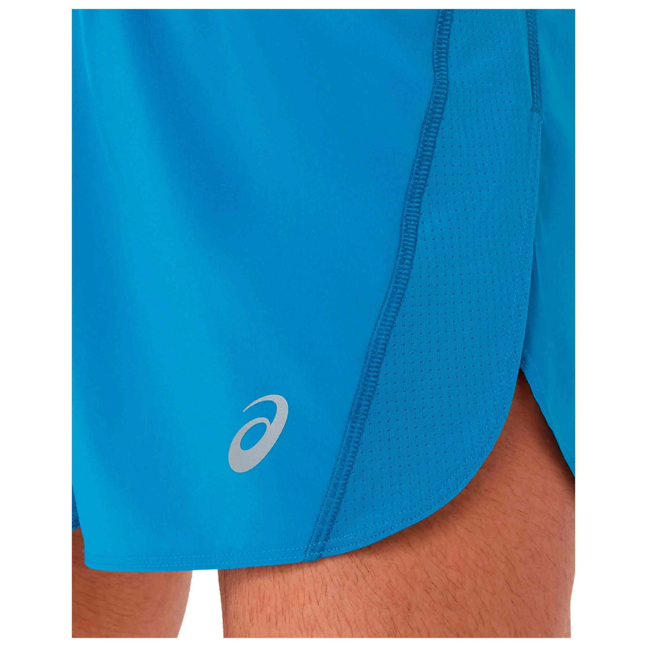 Short Asics modèle Pantalón corto ASICS Core Split azul vivo pour unisexe 4/5