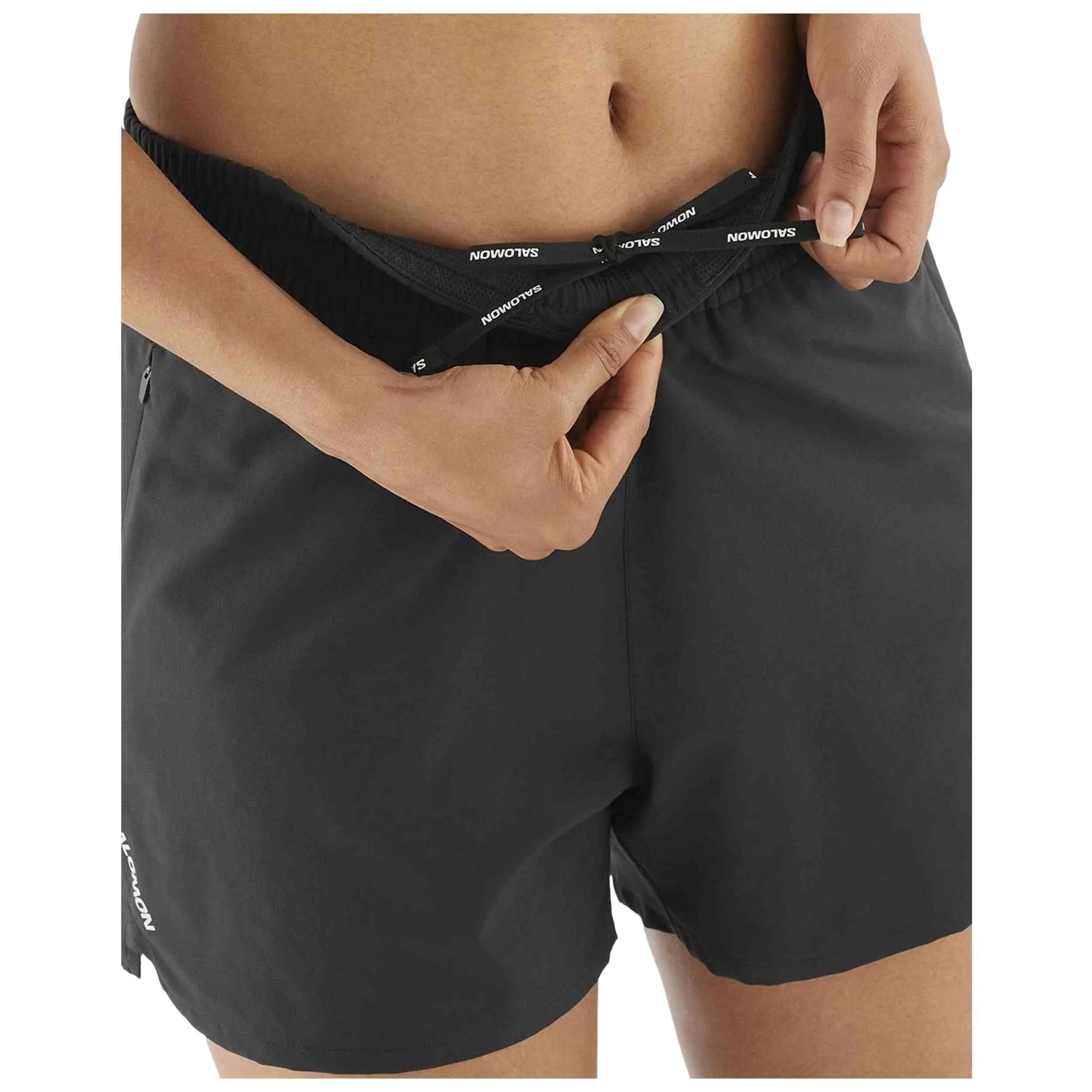 Pantaloncini Salomon modello Shakeout Core 4 per donne 4/5
