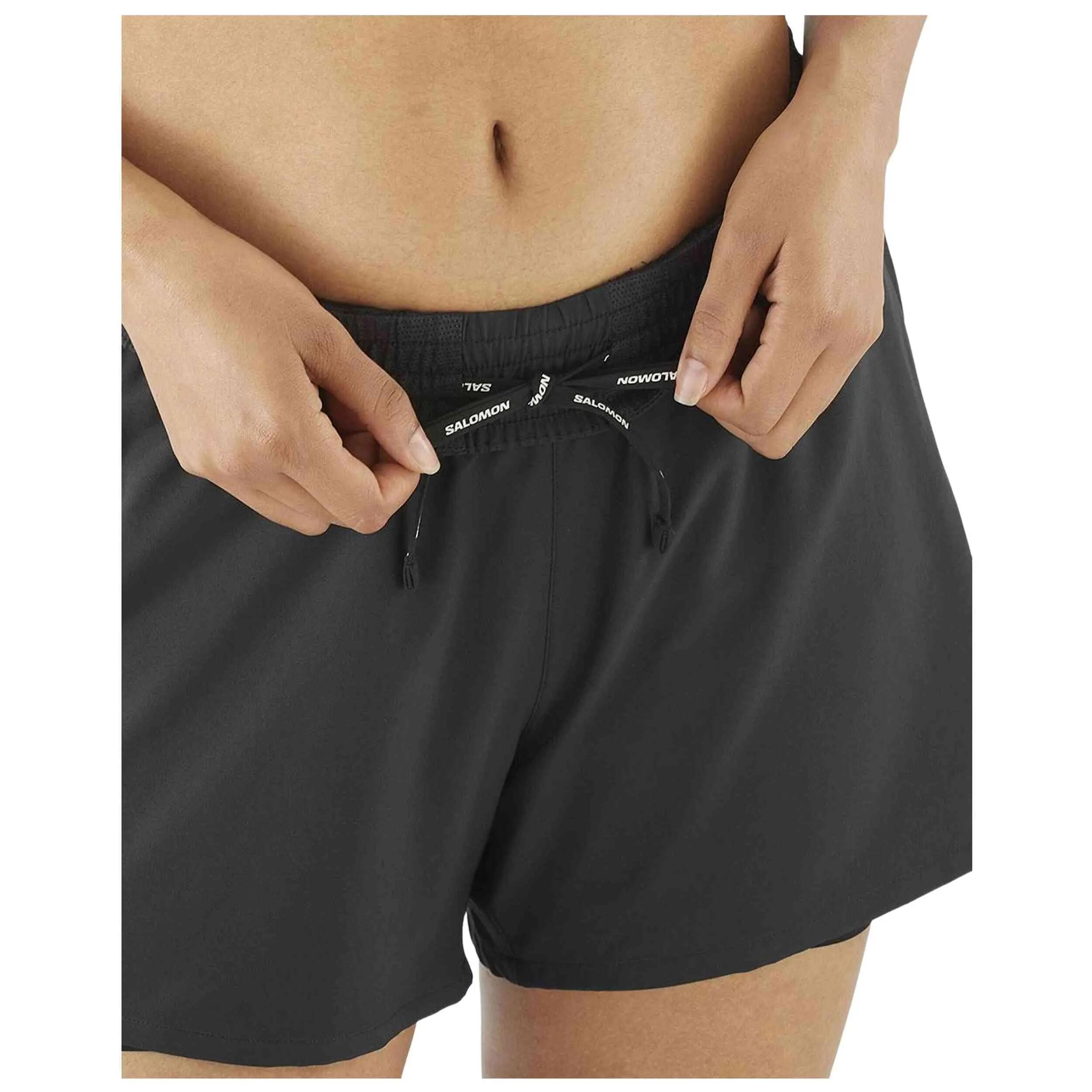 Kurze hose Salomon Modell SHAKEout CORE 2IN1 4" für frauen 4/5