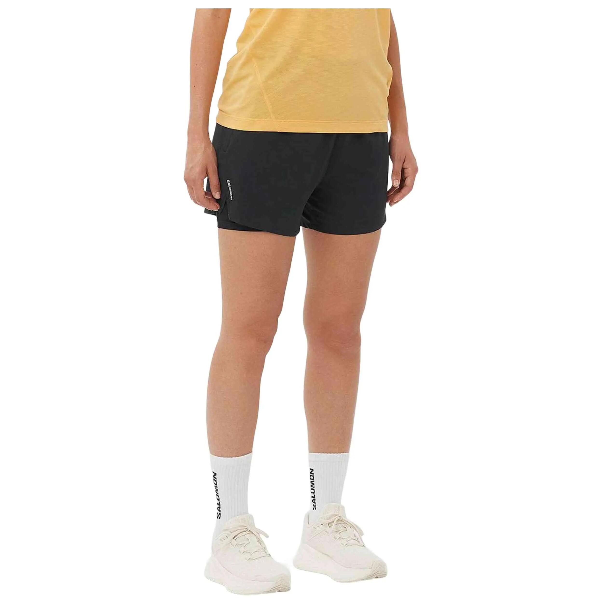 Kurze hose Salomon Modell SHAKEout CORE 2IN1 4" für frauen 2/5