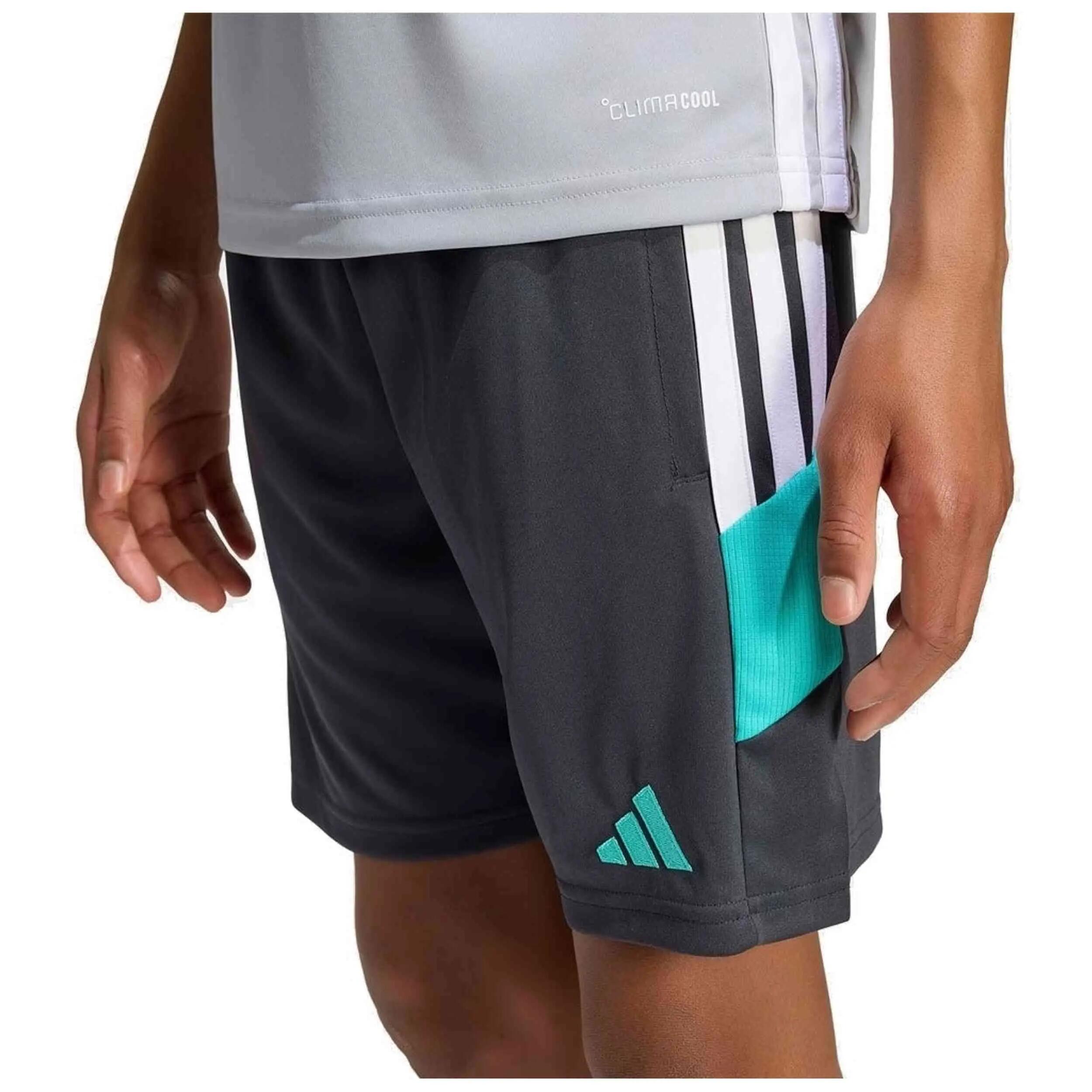 Short Adidas modèle Tiro 26 Essentials "Night Grey / Mint R pour unisexe enfants 3/4