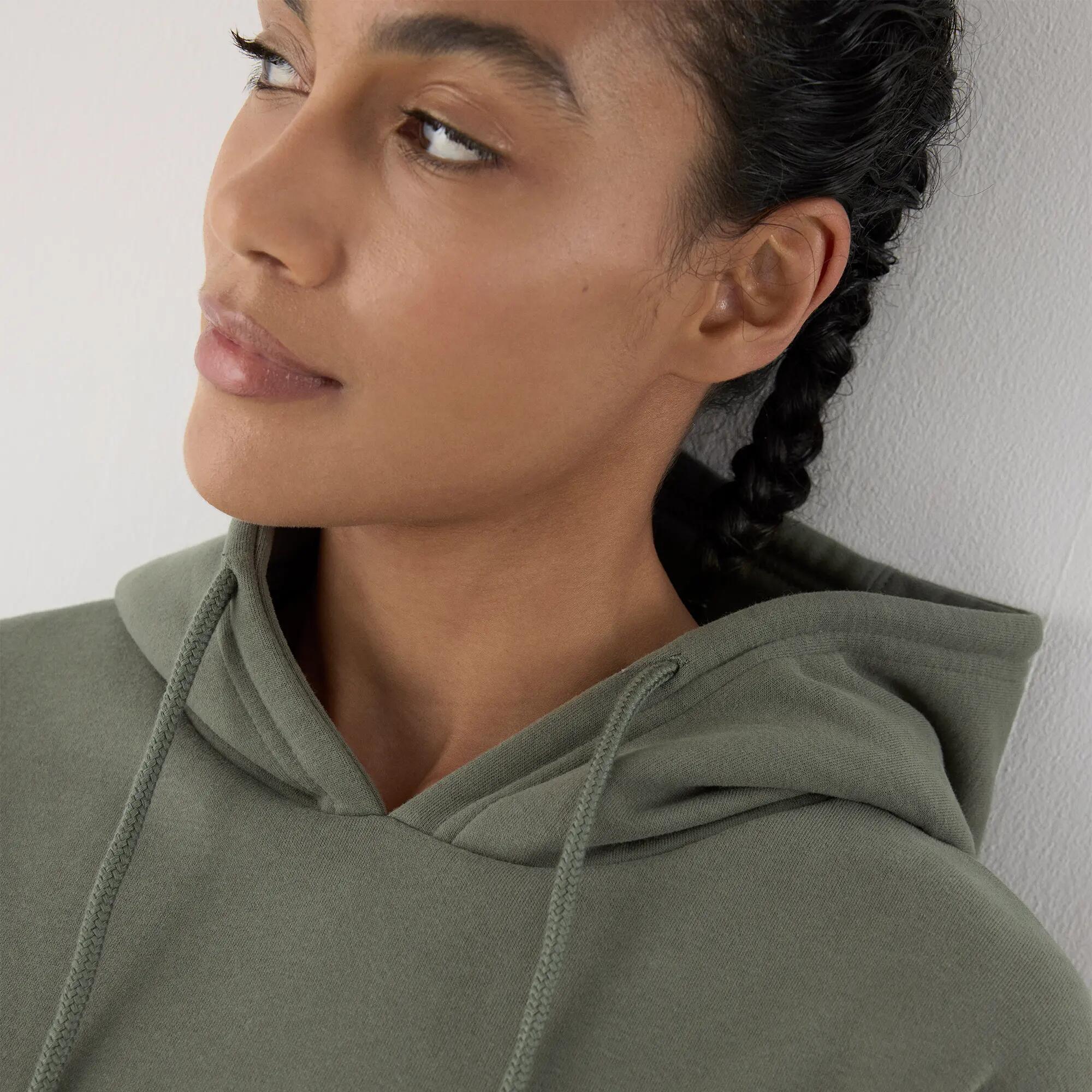 Sweatshirt desportiva de mulher verde cardada com capuz 3/6
