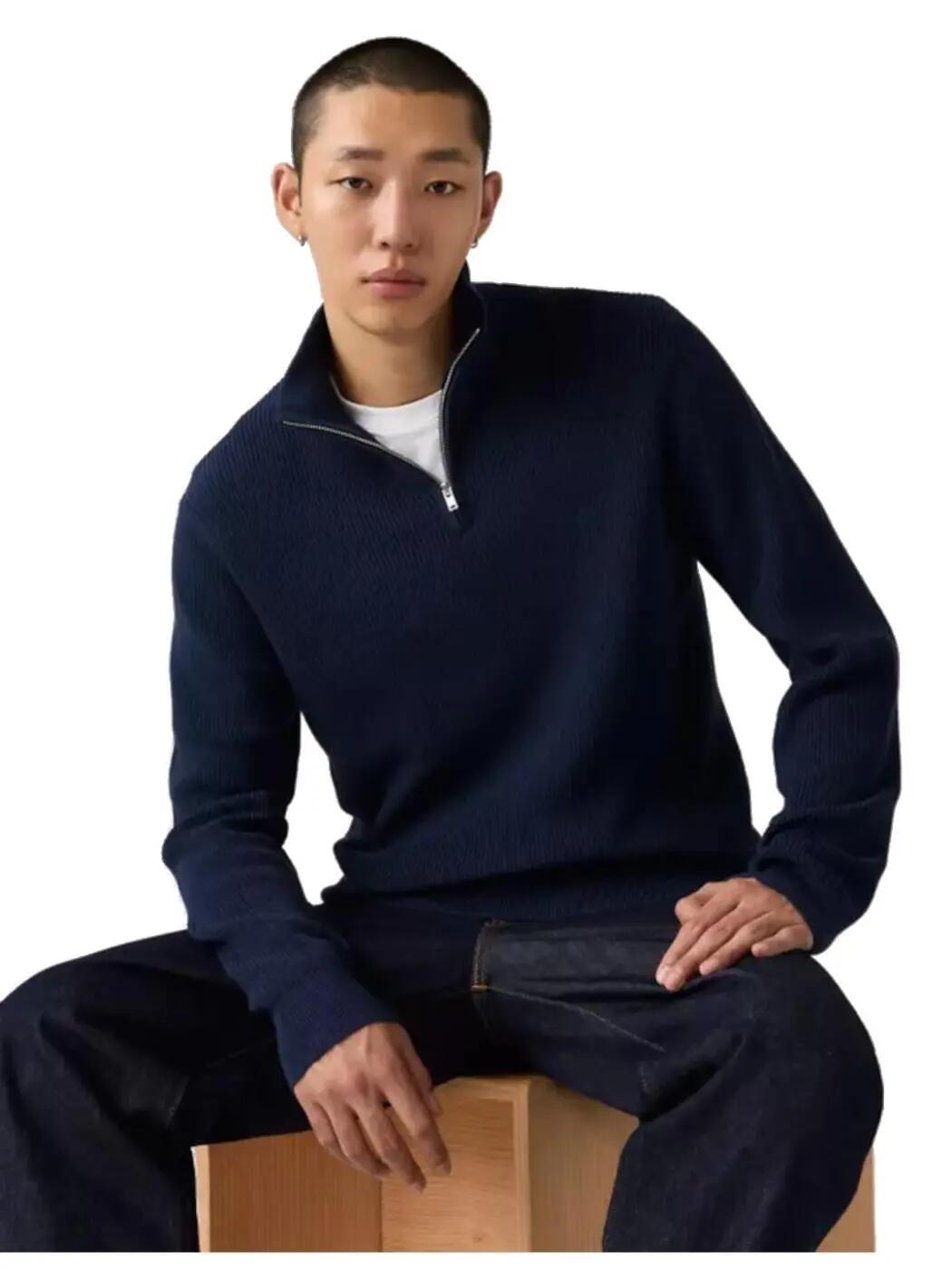 Sweatshirts molletonnés pour hommes Levis Levis demi-zip marine. 4/4