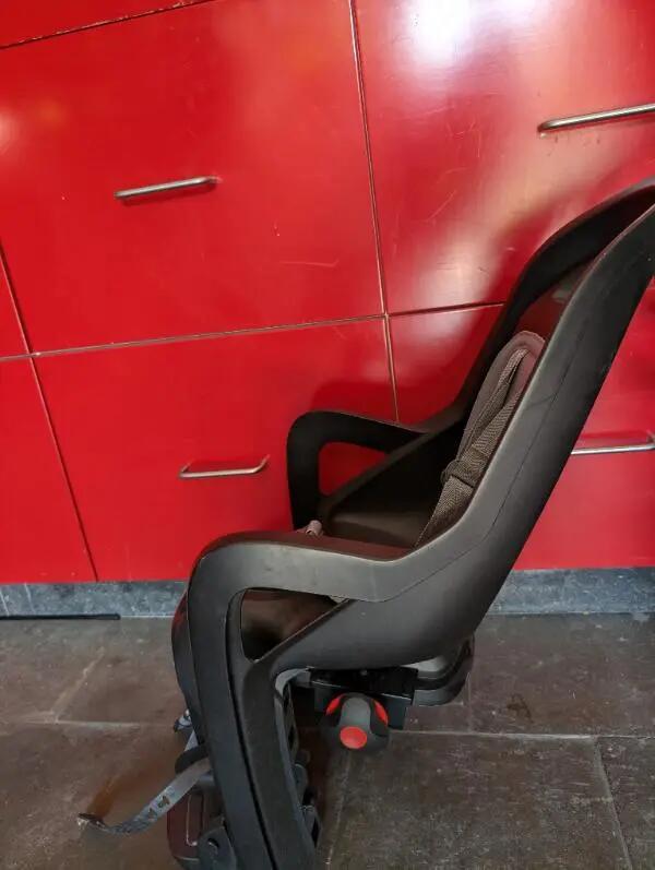Entre Particuliers - Siège de vélo pour porte-bagages Groovy de couleur 3/4