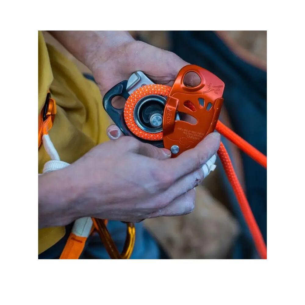 Dispositif d'assurage Petzl Neox Cinza Claro 7/8