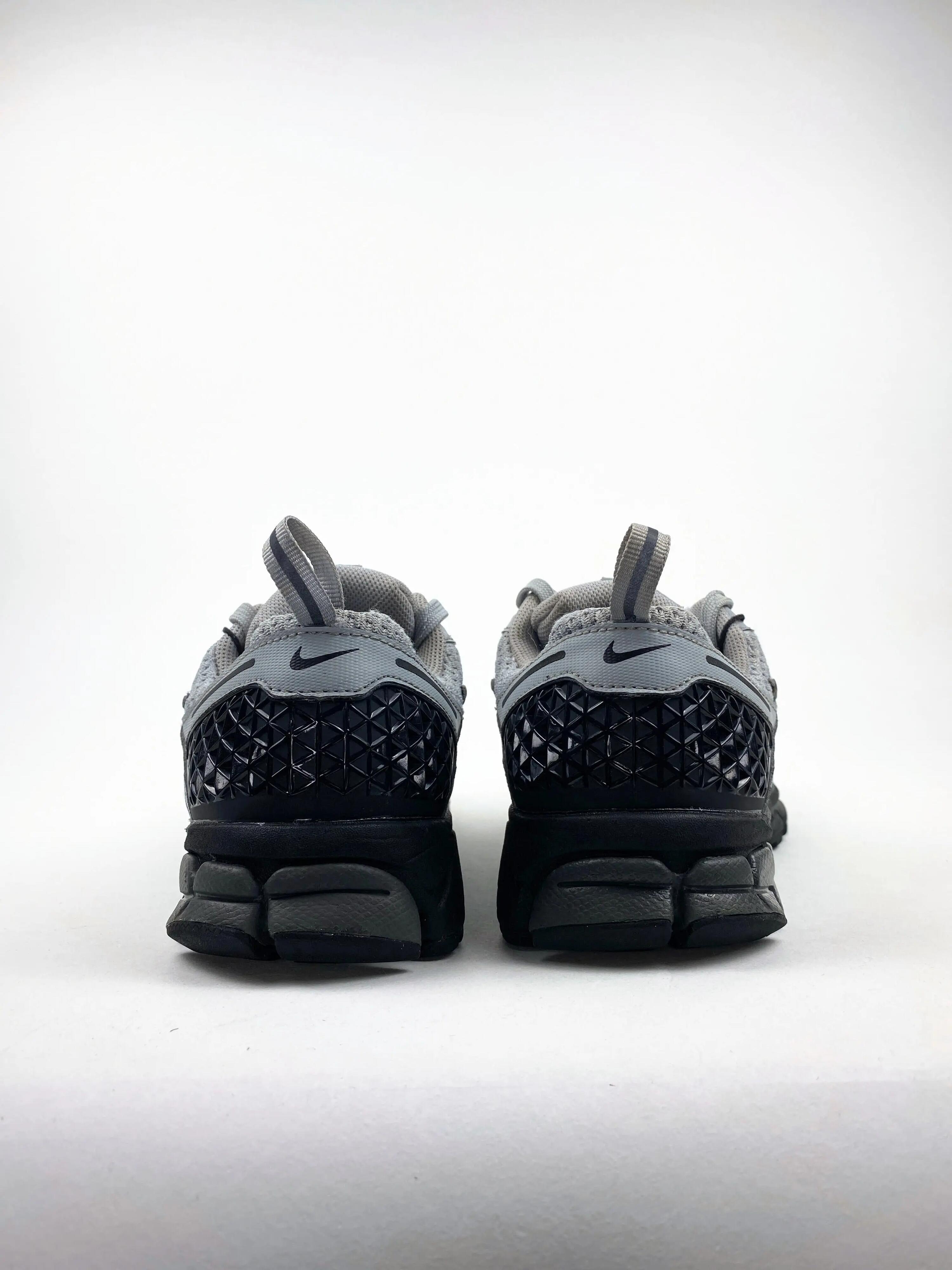 Reconditionné NIKE Baskets Femme, Zoom Vomero 5, Gris clair Très Bon État 3/4