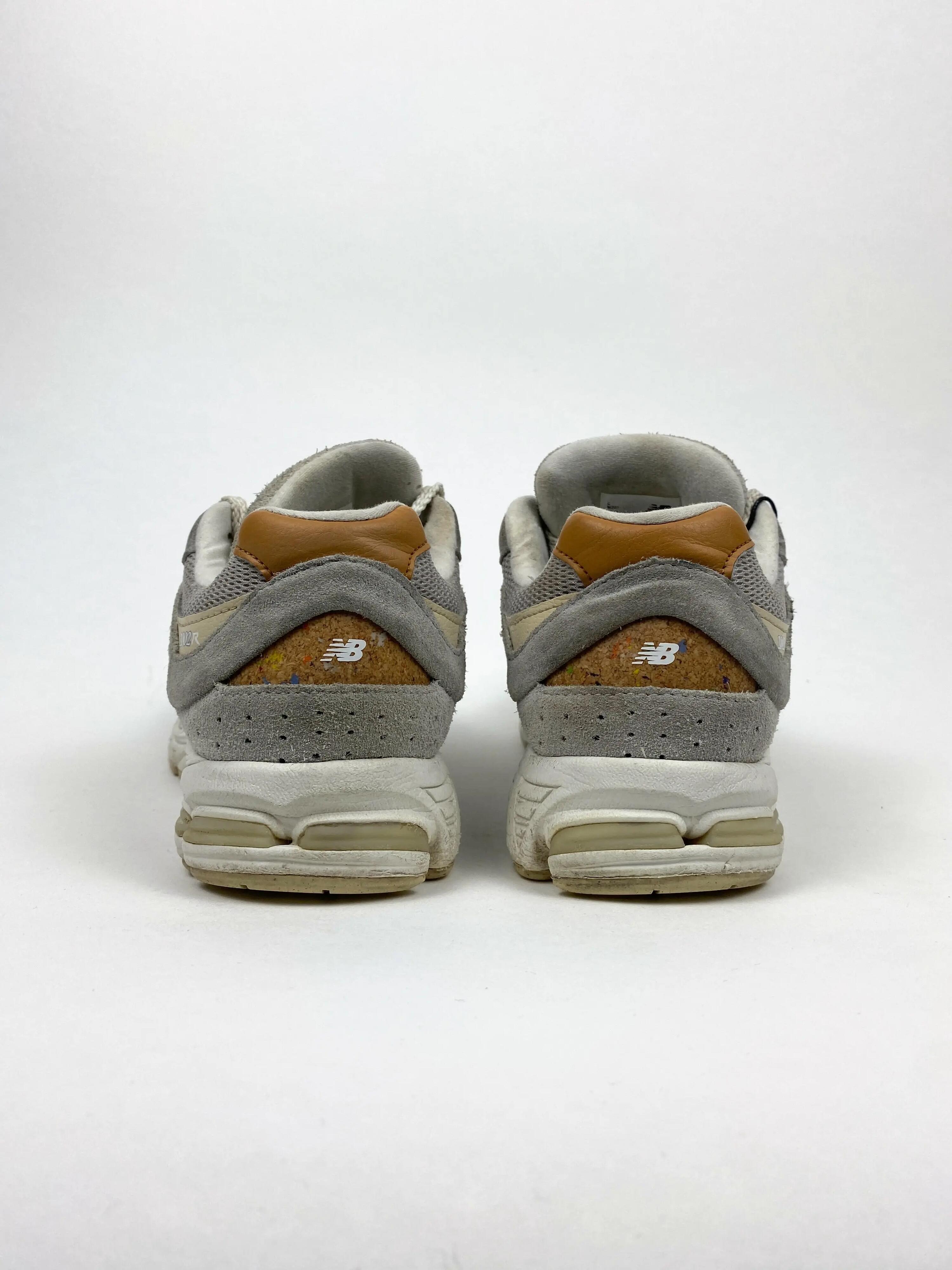 Reconditionné NEW BALANCE Baskets Femme, 2002R, Gris clair Très Bon État 3/4