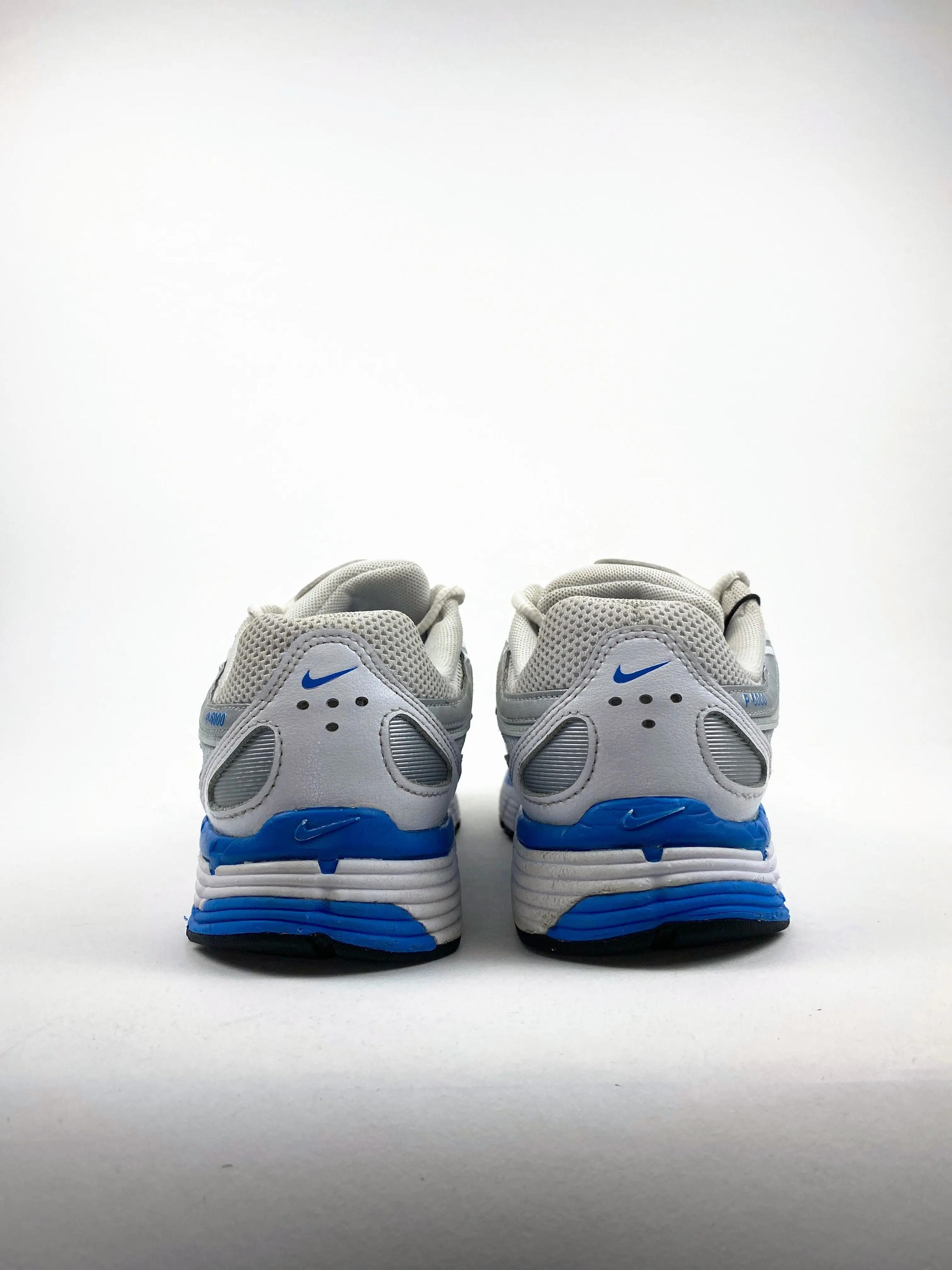 Reconditionné NIKE Baskets Femme, P-6000, Gris clair Très Bon État 3/4