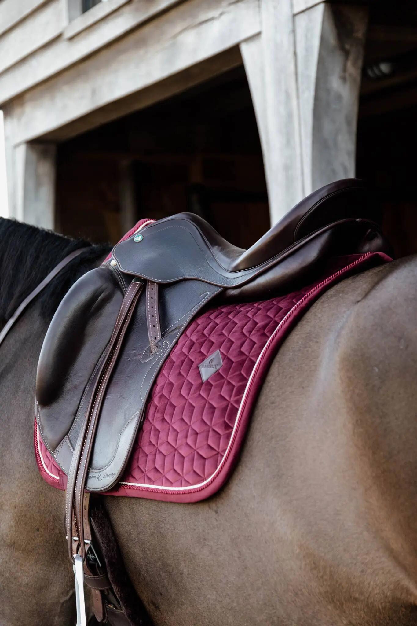 Tapis de selle dressage velours bordeaux 2/7