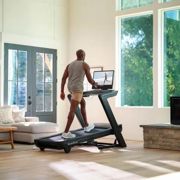 Laufband Commercial 2450 8/9