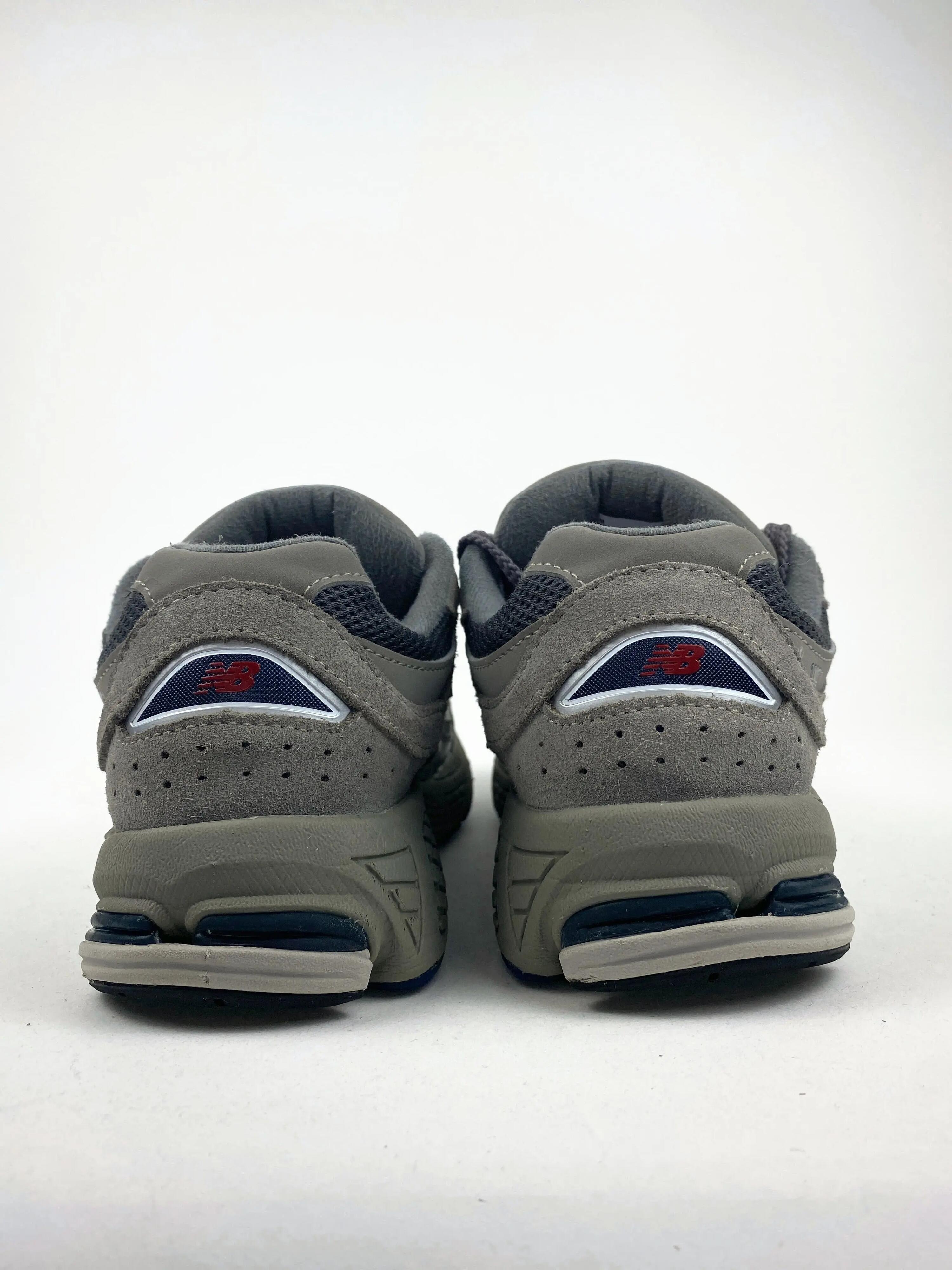 Reconditionné NEW BALANCE Baskets Femme, 2002R, Gris foncé Très Bon État 3/4
