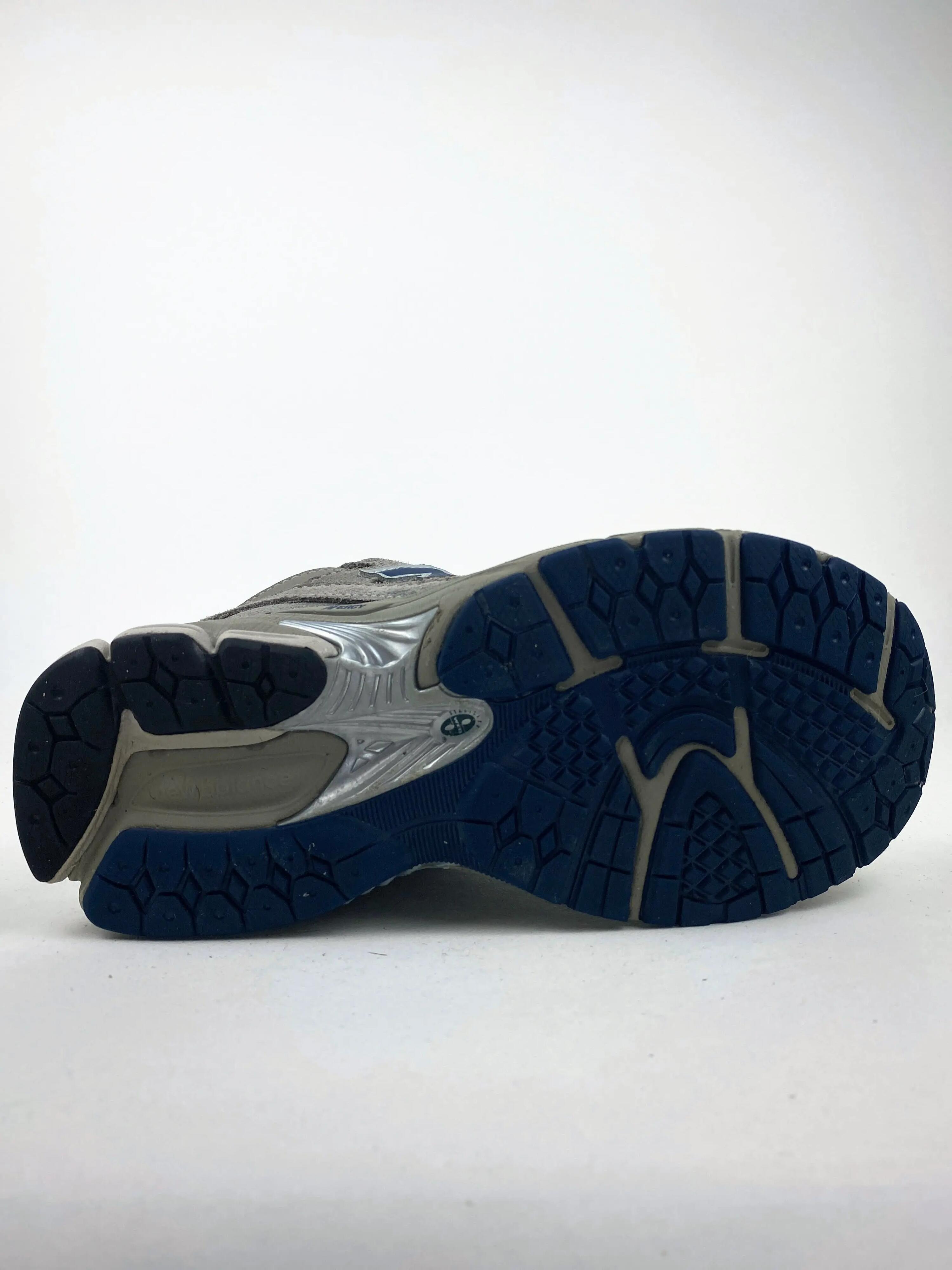 Reconditionné NEW BALANCE Baskets Femme, 2002R, Gris foncé Très Bon État 2/4