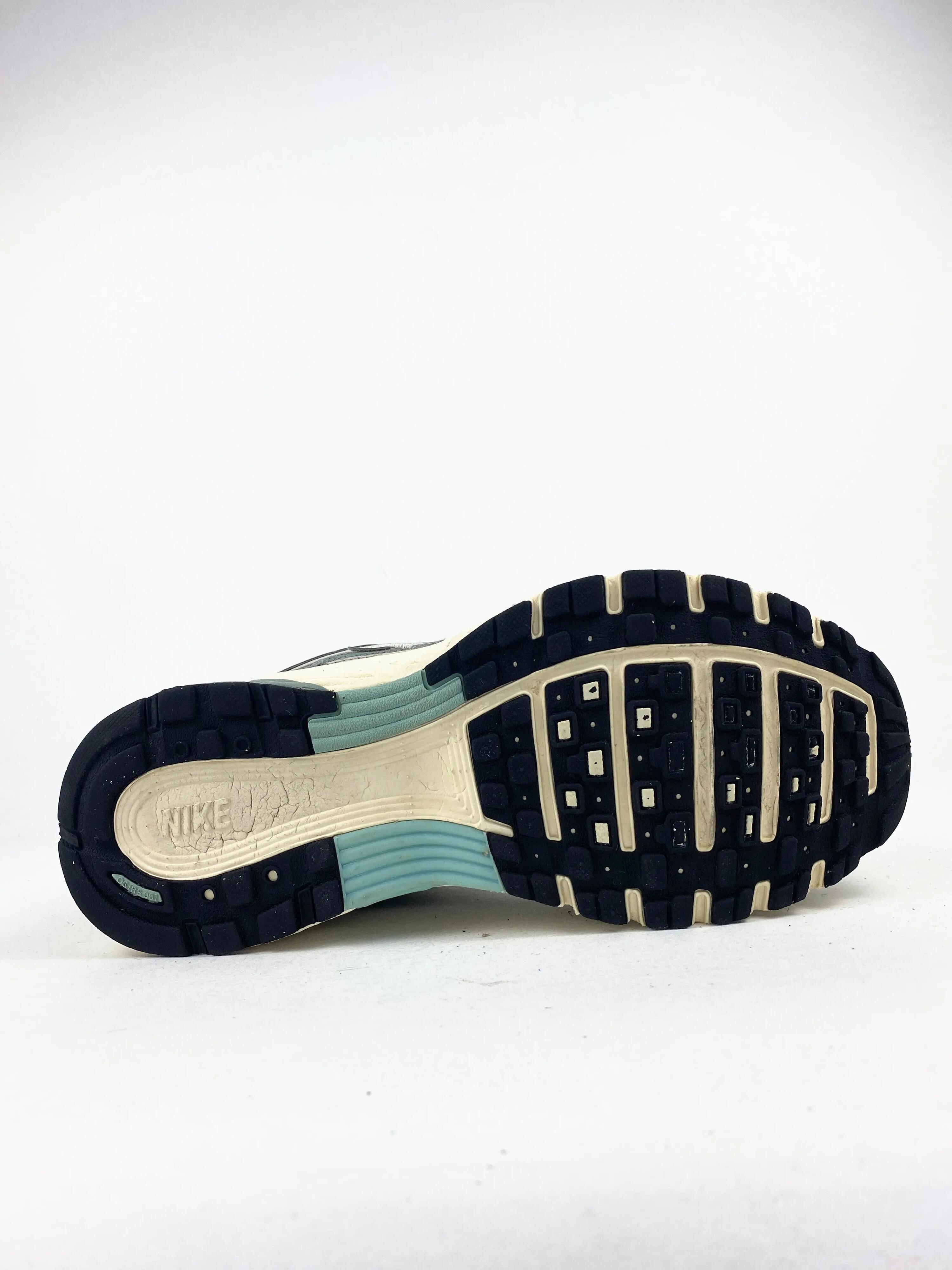 Reconditionné NIKE Baskets Homme, P-6000, Gris clair Très Bon État 2/4