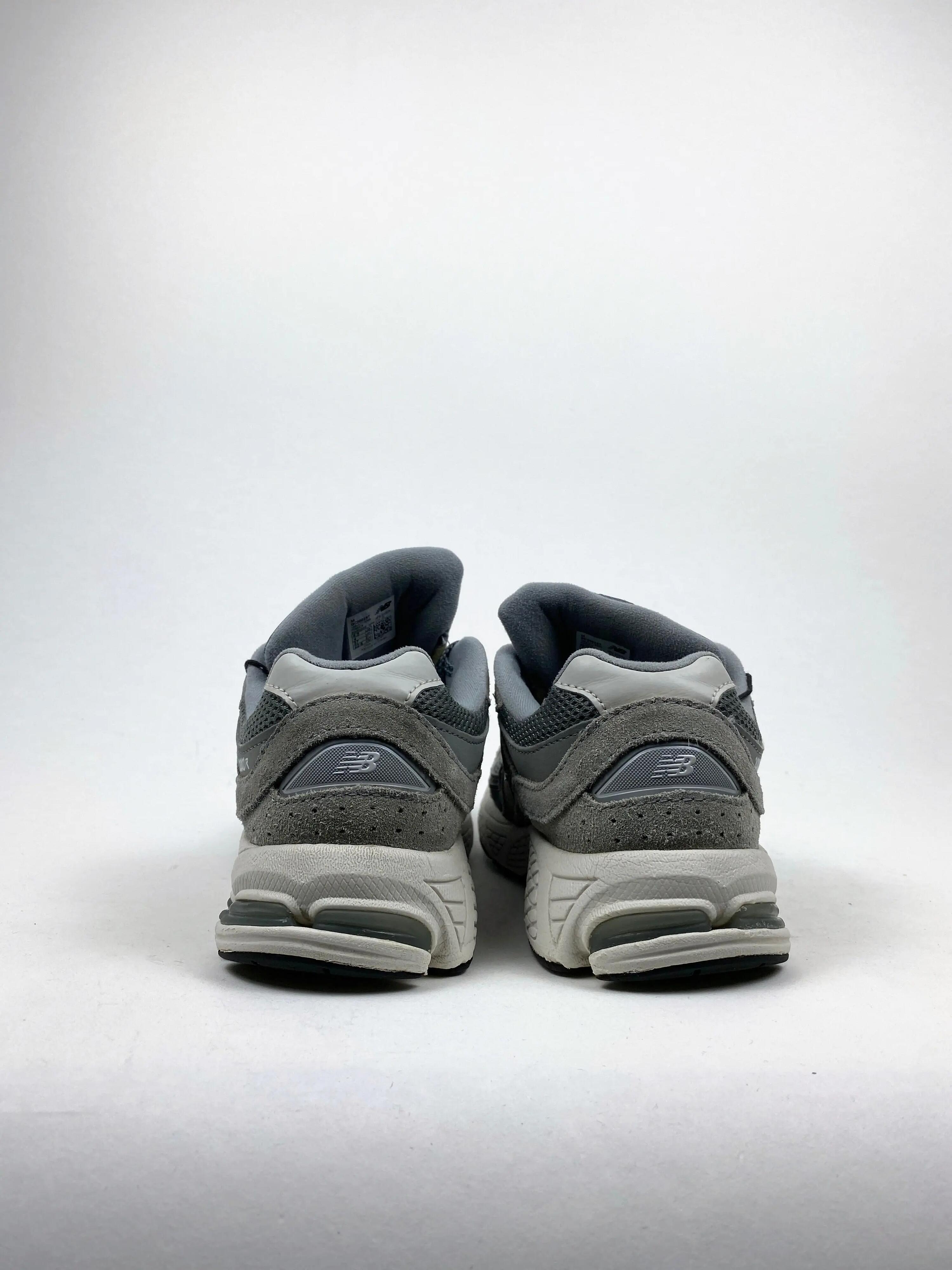 Reconditionné NEW BALANCE Baskets Femme, 2002R, Gris foncé Très Bon État 3/4