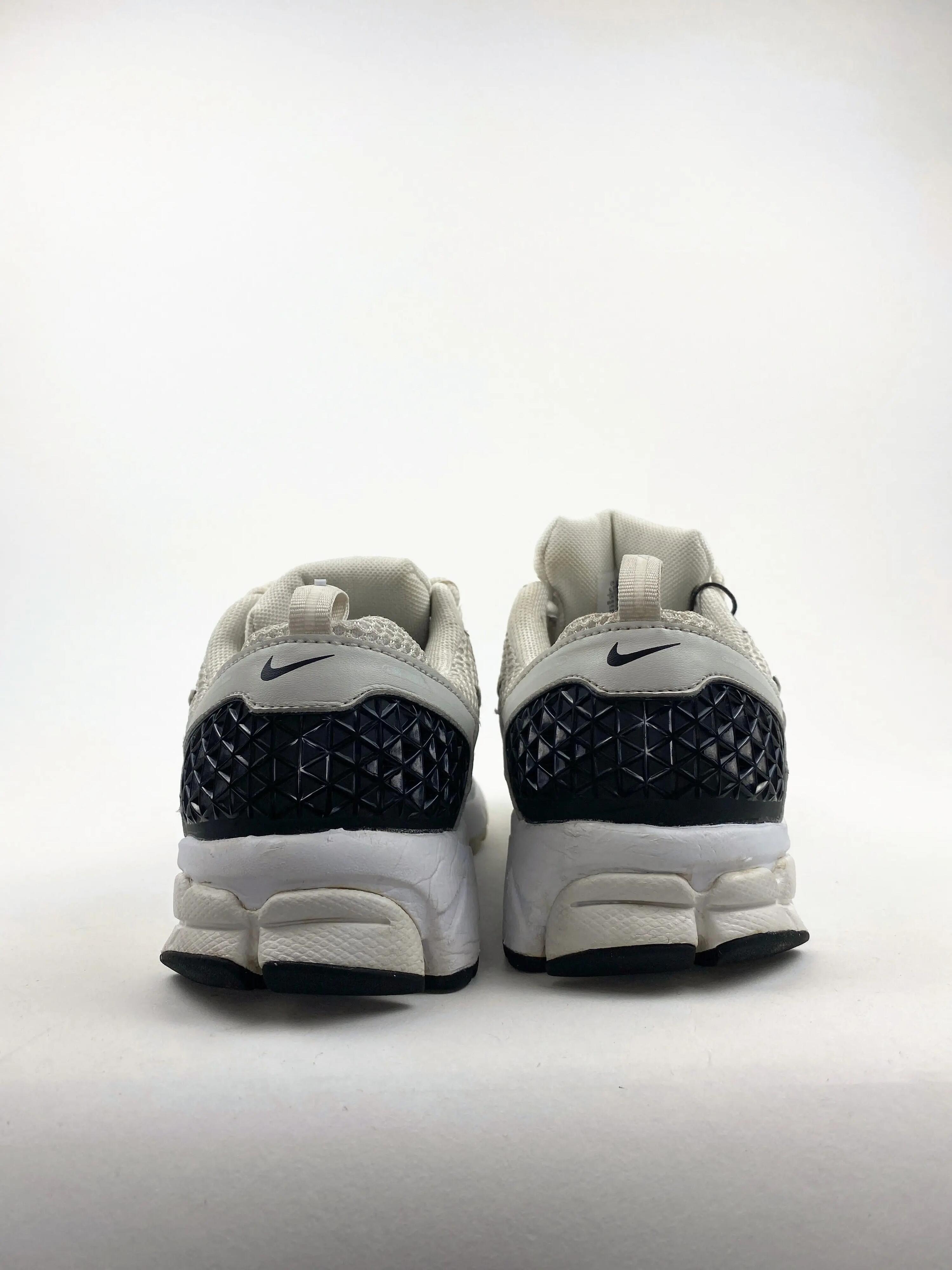 Reconditionné NIKE Baskets Femme, Zoom Vomero 5, Gris clair Très Bon État 3/4