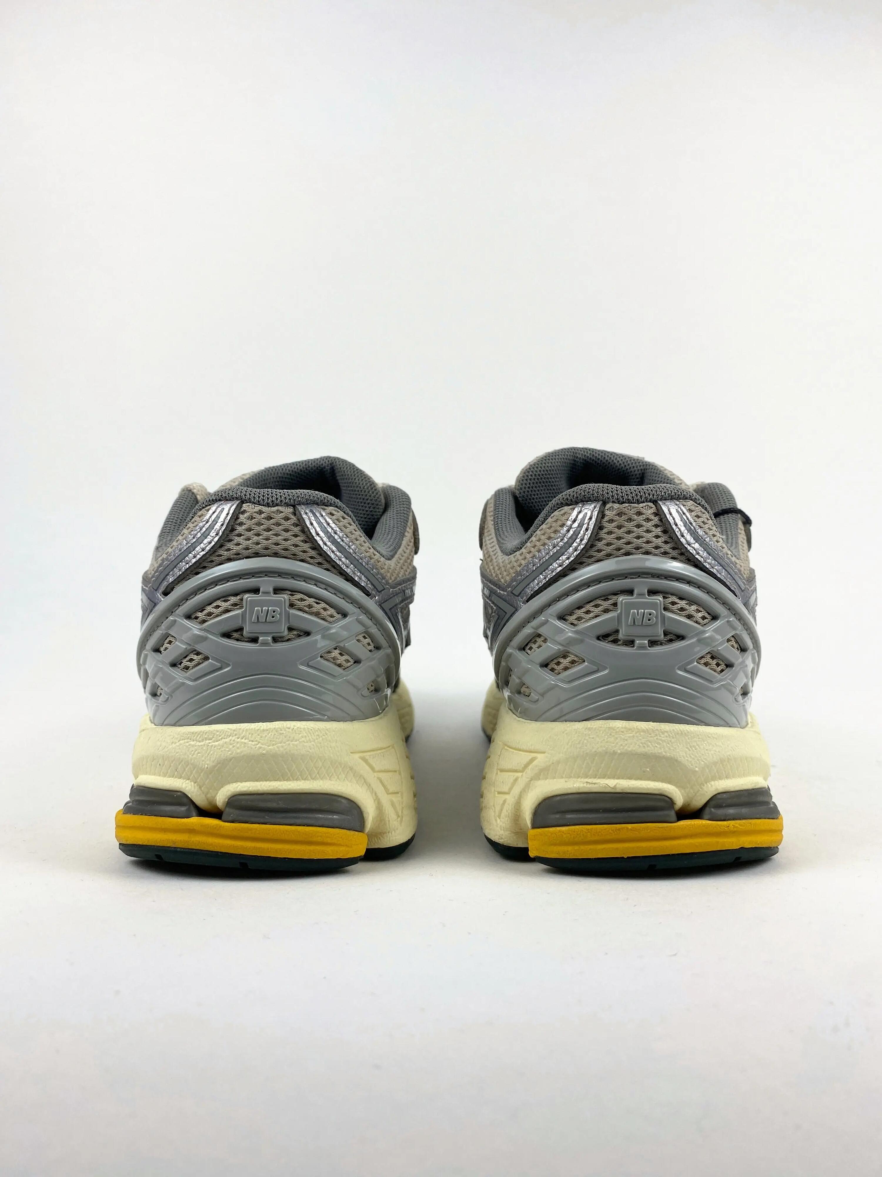 Reconditionné NEW BALANCE Baskets Femme, 1906R, Gris clair Très Bon État 3/4