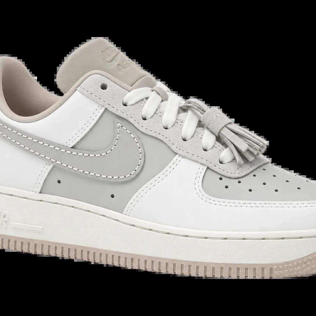 Damen - Sneaker - Low-Top, Wildleder, Quastendetail - Nike Air Force 1 - Weiß