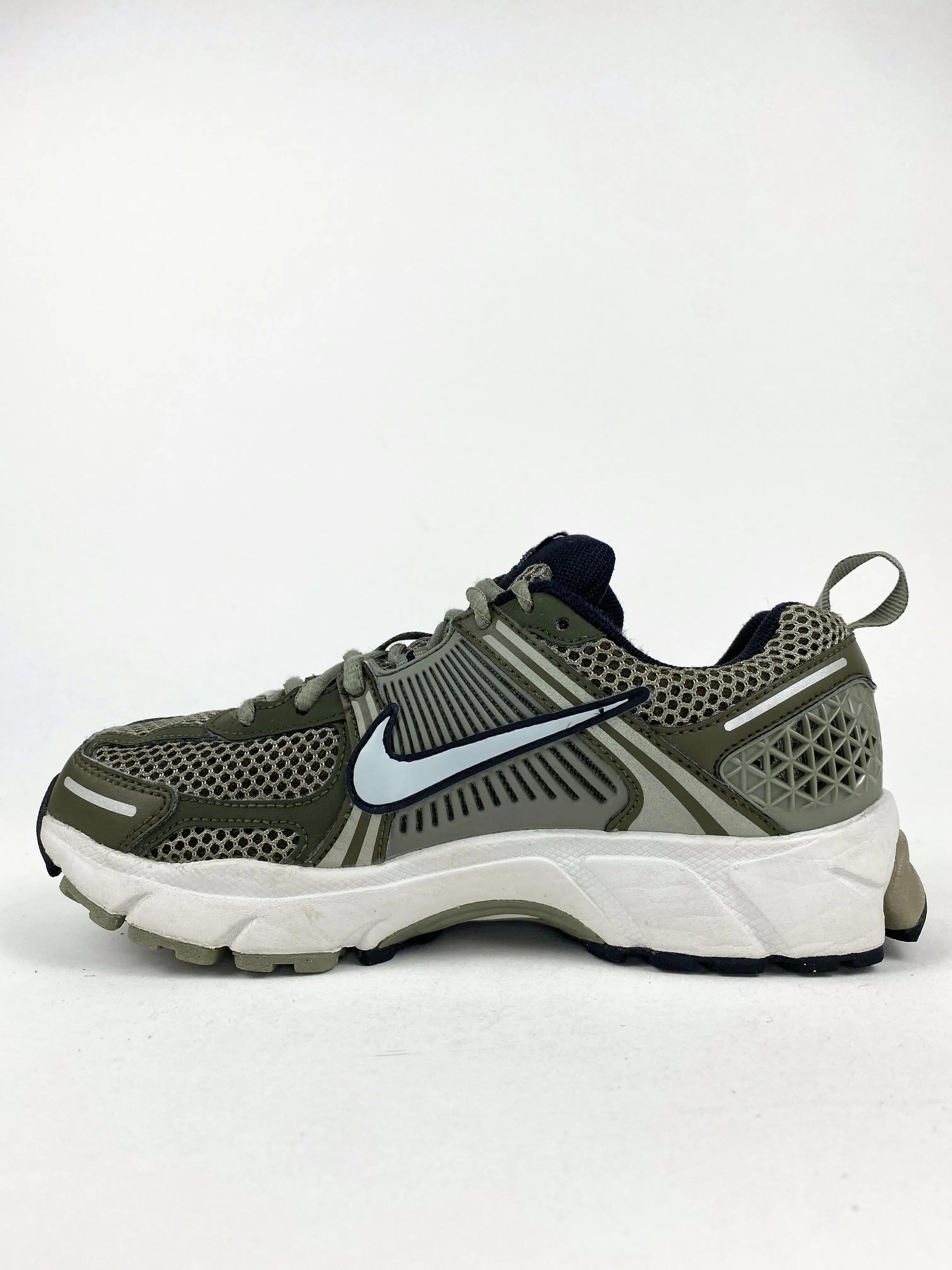 Reconditionné NIKE Baskets Femme, Zoom Vomero 5, Kaki Très Bon État 4/4