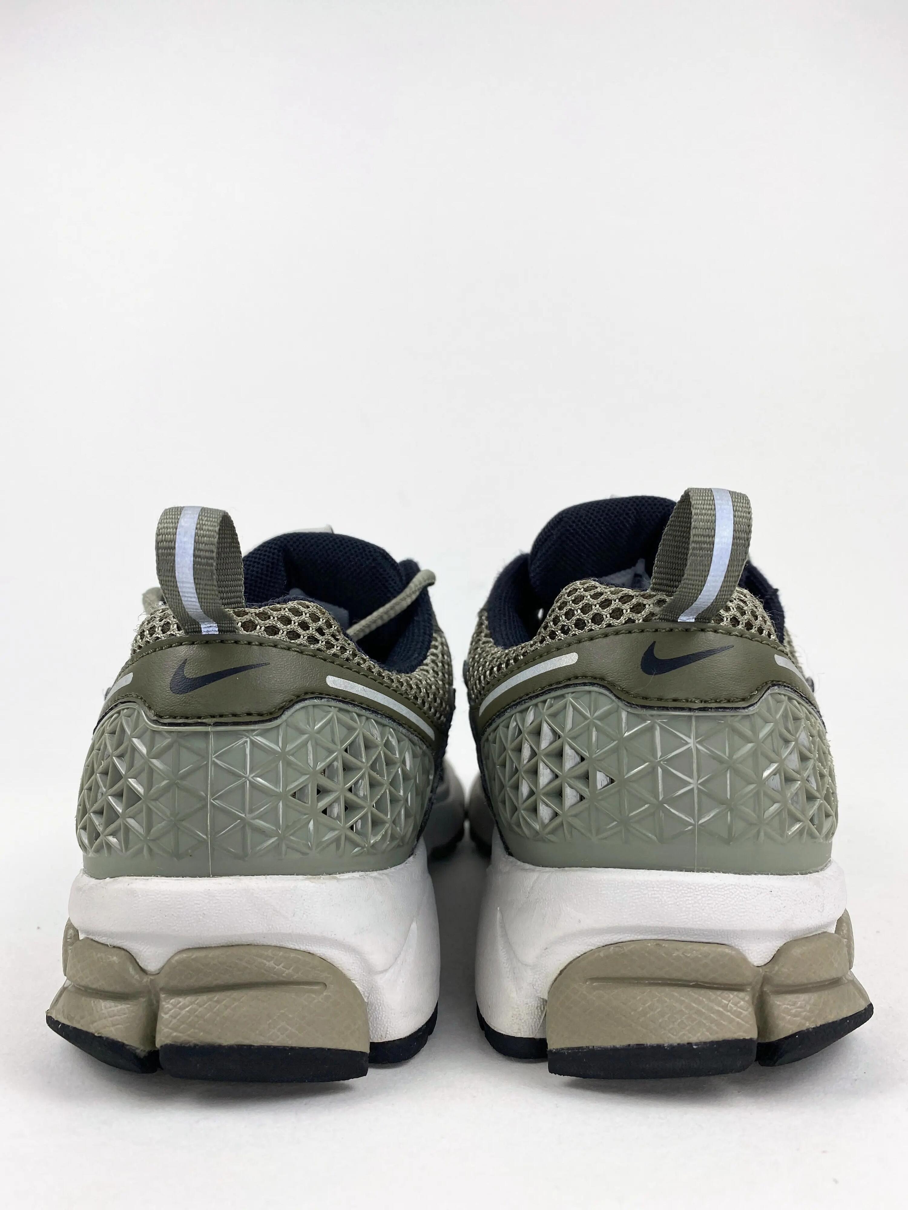 Reconditionné NIKE Baskets Femme, Zoom Vomero 5, Kaki Très Bon État 3/4