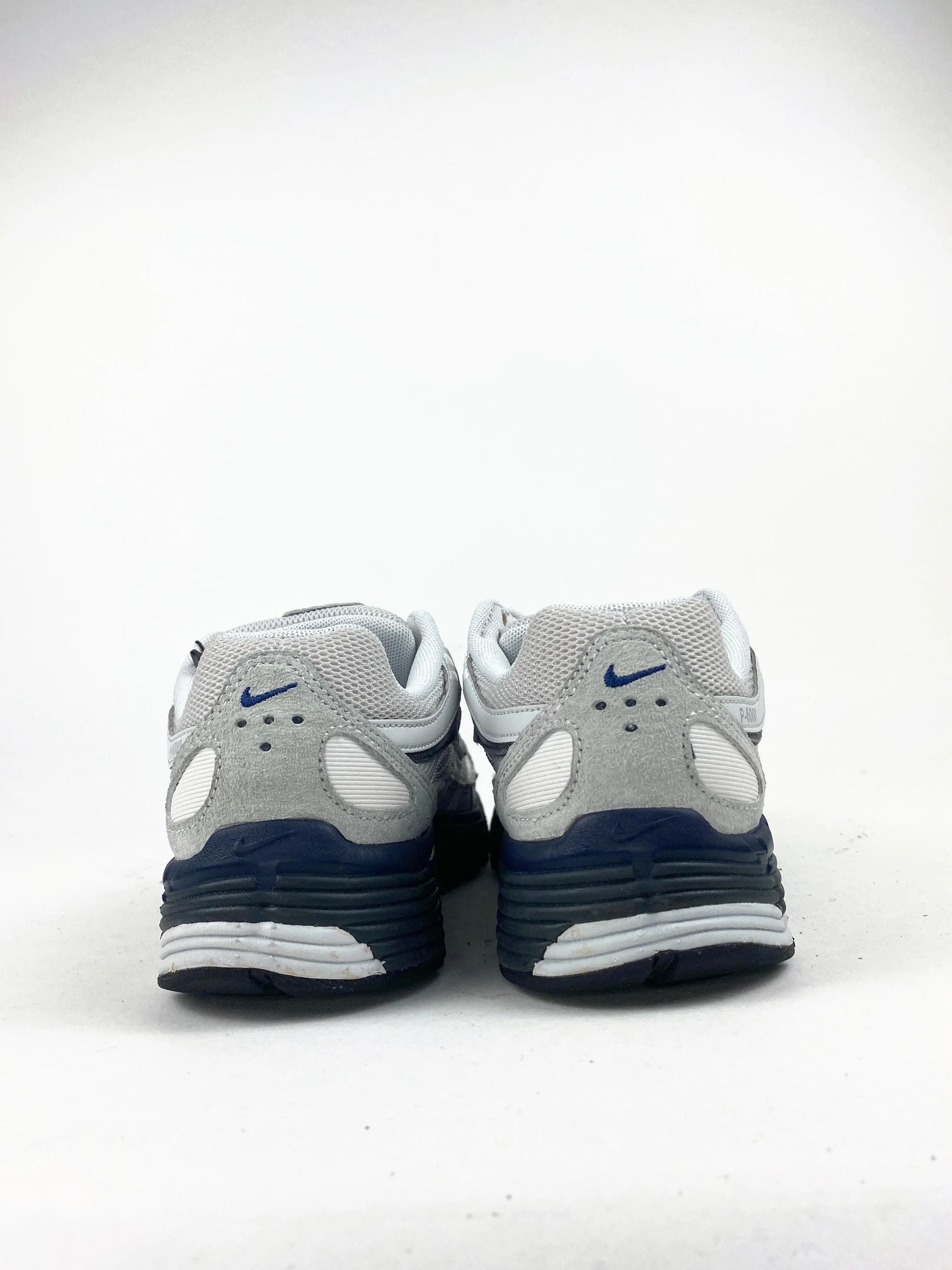 Reconditionné NIKE Baskets Femme, P-6000, Gris clair Très Bon État 3/4