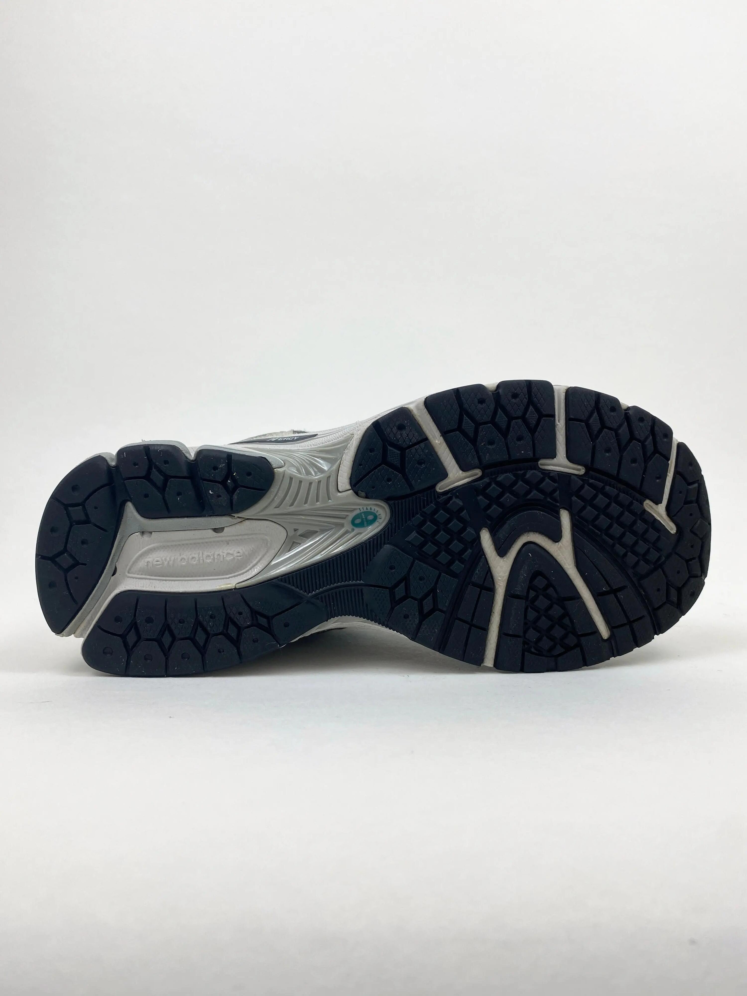 Reconditionné NEW BALANCE Baskets Femme, 2002R, Gris clair Très Bon État 2/4