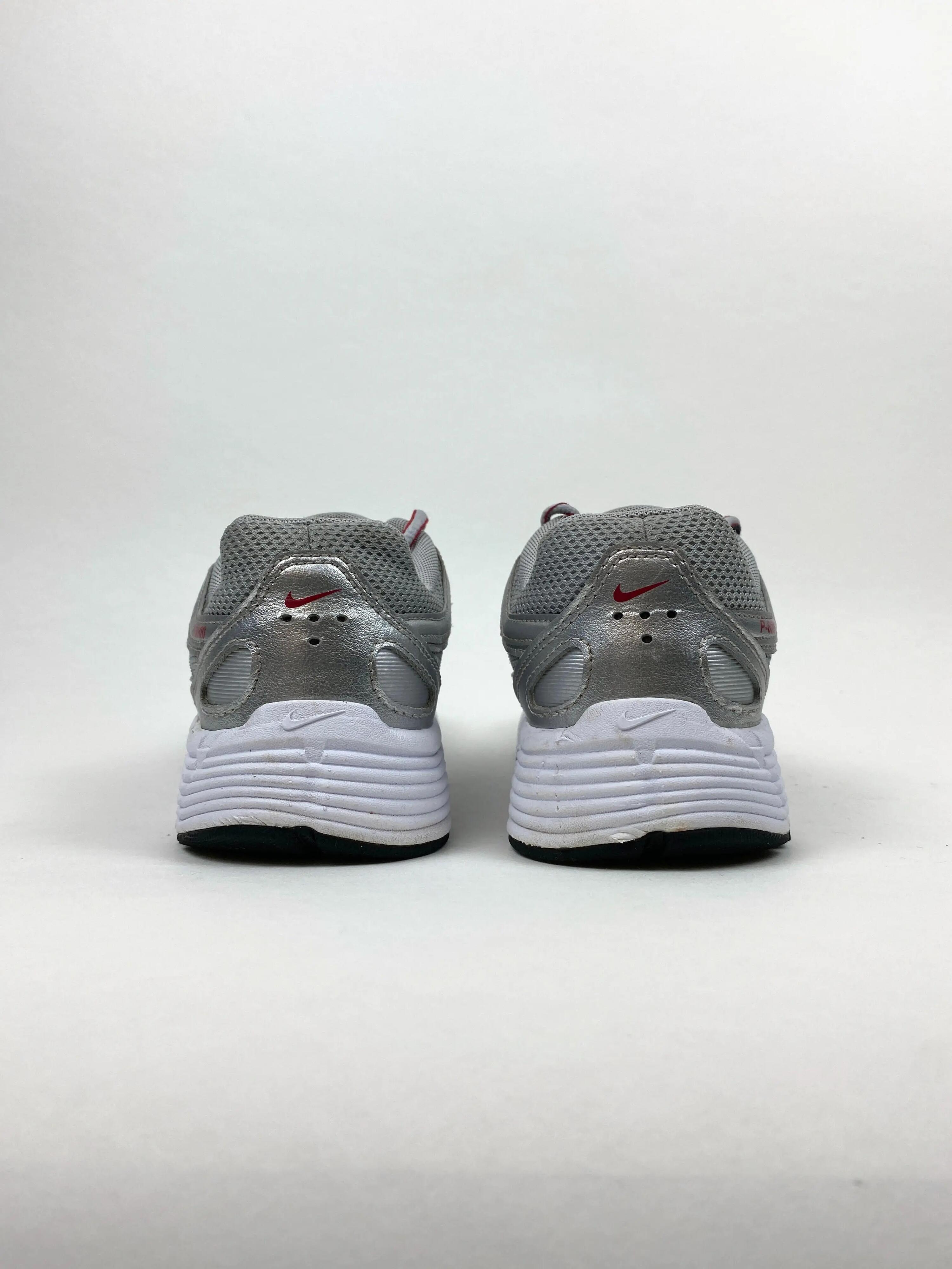 Reconditionné NIKE Baskets Femme, P-6000, Gris clair Très Bon État 3/4