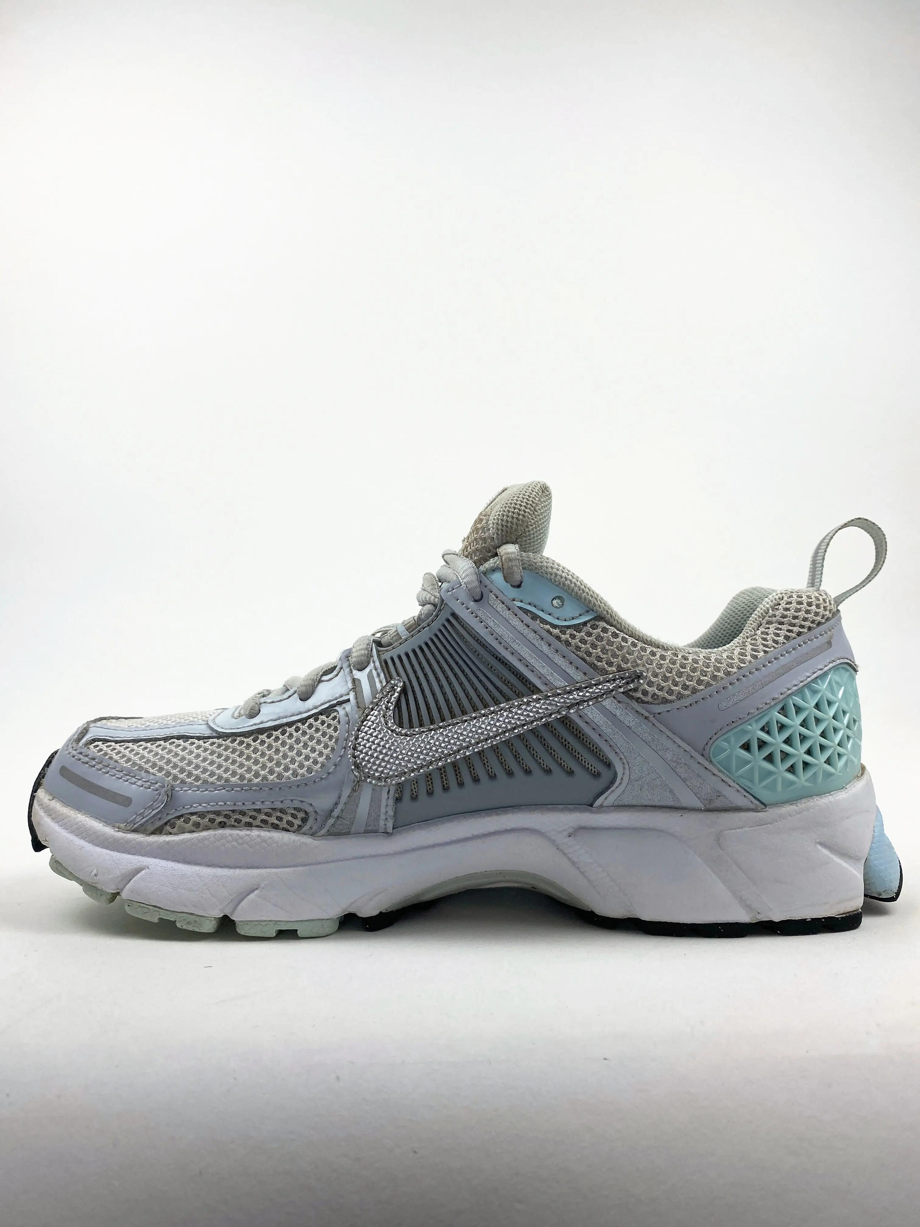 Reconditionné NIKE Baskets Femme, Vomero 5, Gris clair Très Bon État 4/4