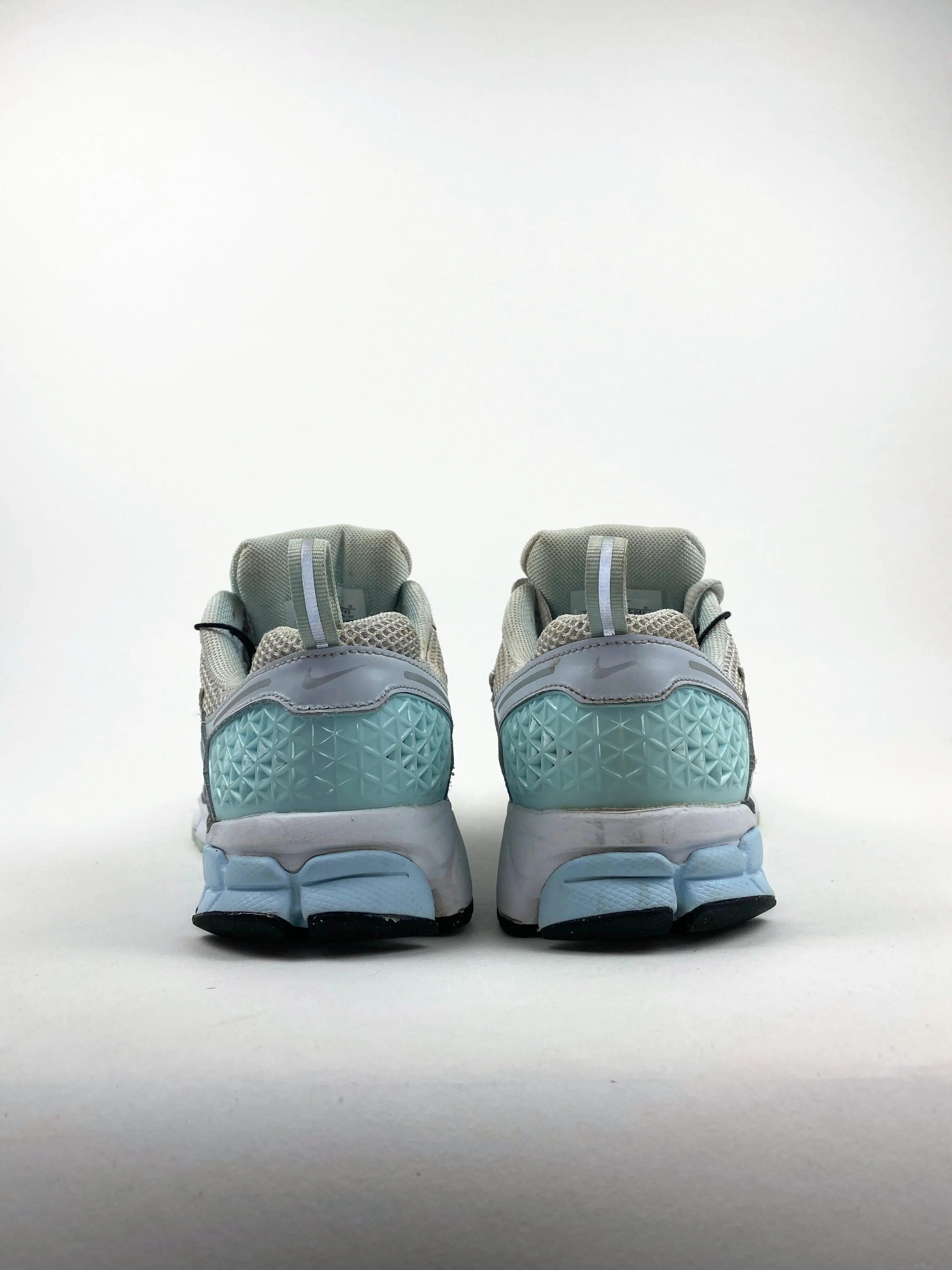 Reconditionné NIKE Baskets Femme, Vomero 5, Gris clair Très Bon État 3/4