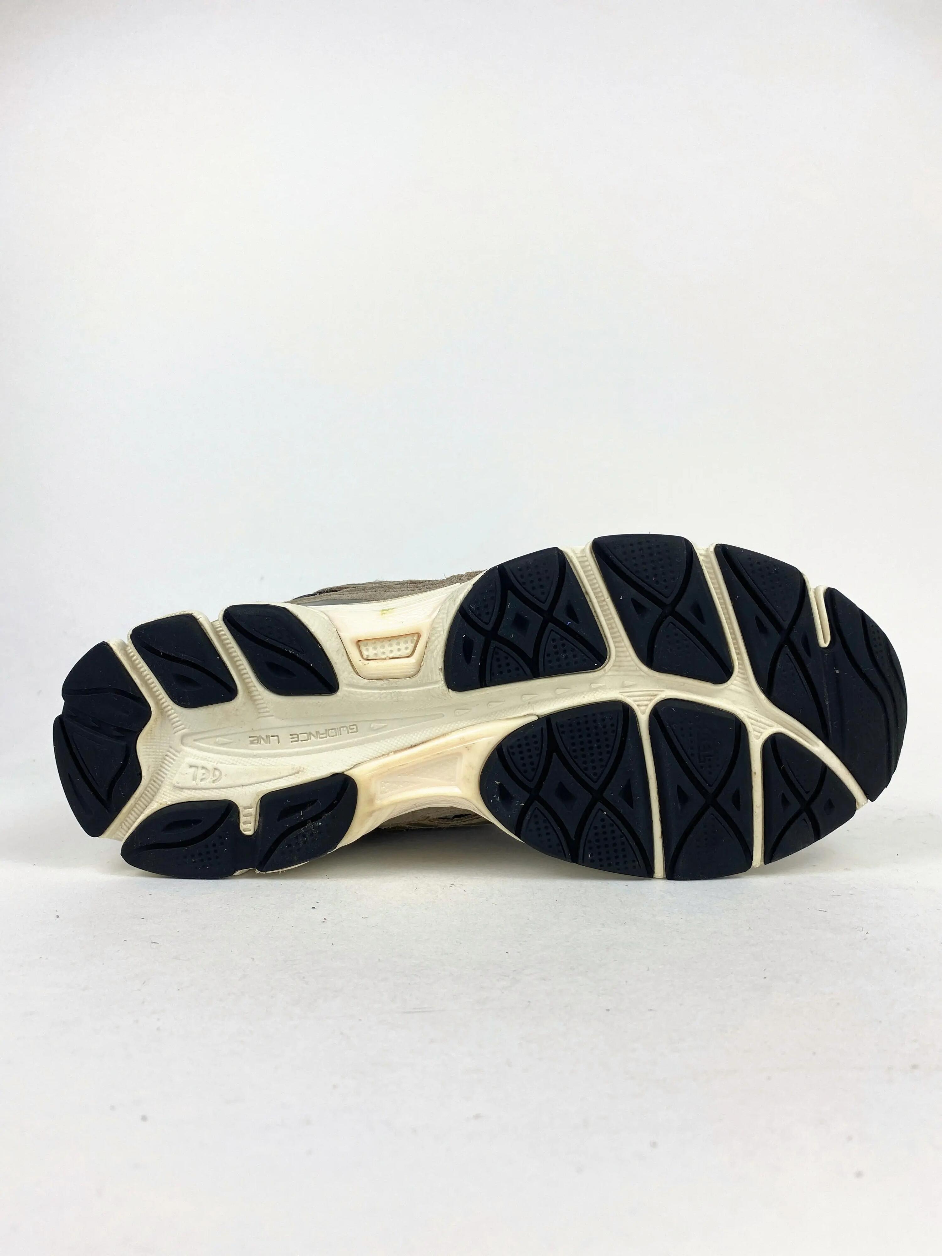 Reconditionné ASICS Baskets Homme, Gel-NYC, Noir Très Bon État 2/4