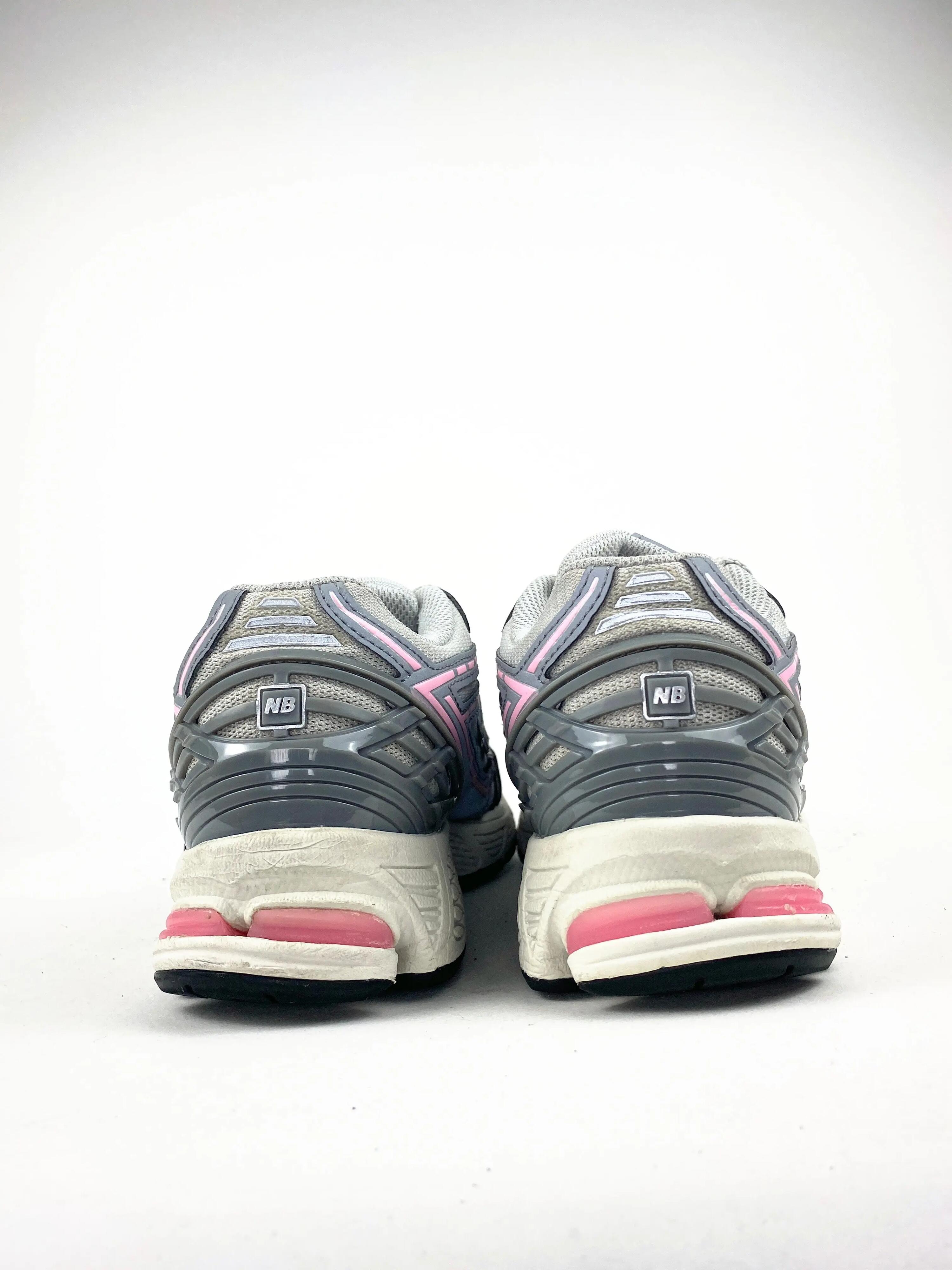 Reconditionné NEW BALANCE Baskets Femme, 1906R, Gris clair Très Bon État 3/4