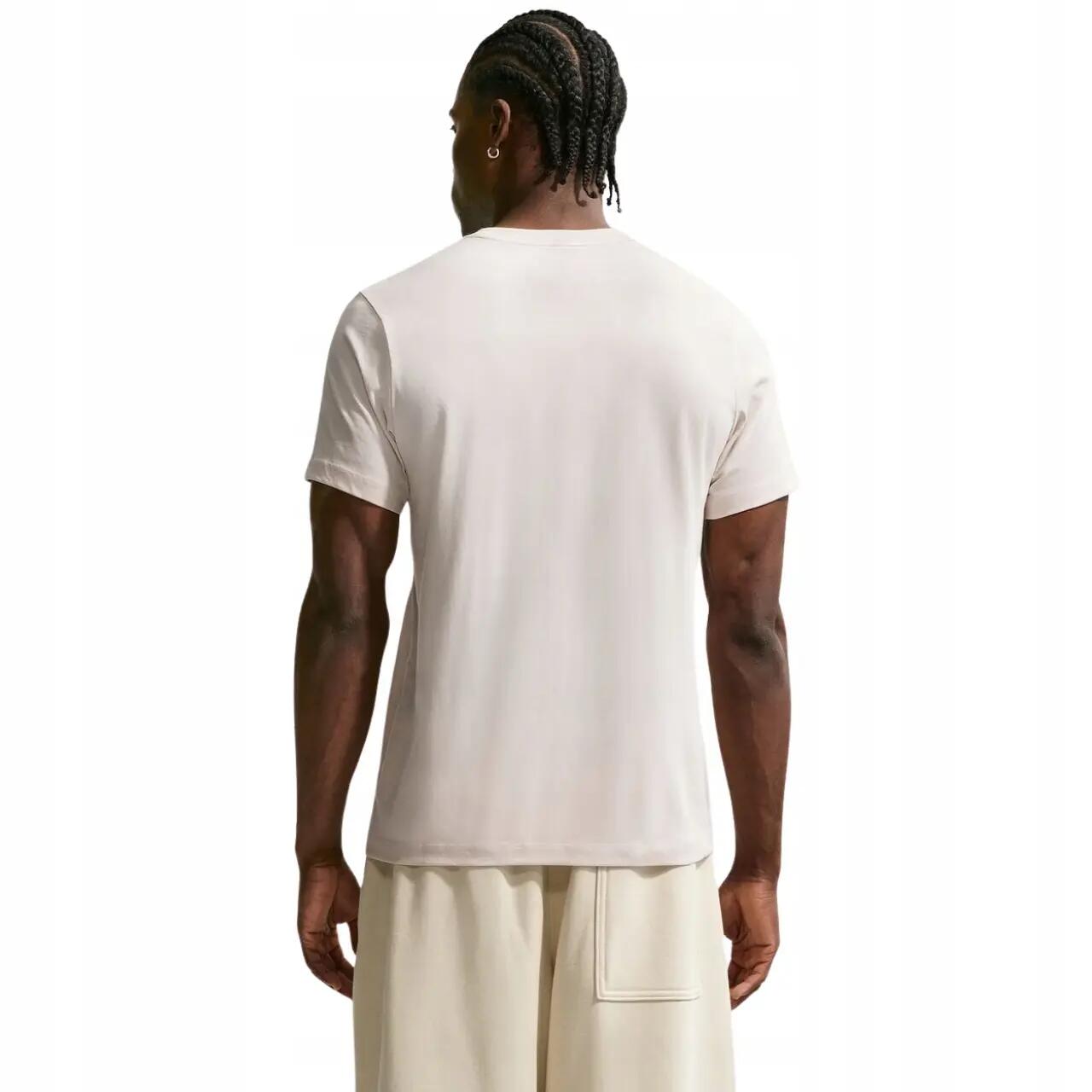 Nike Club Men's T-Shirt - Classic Fit - Cream 2/3