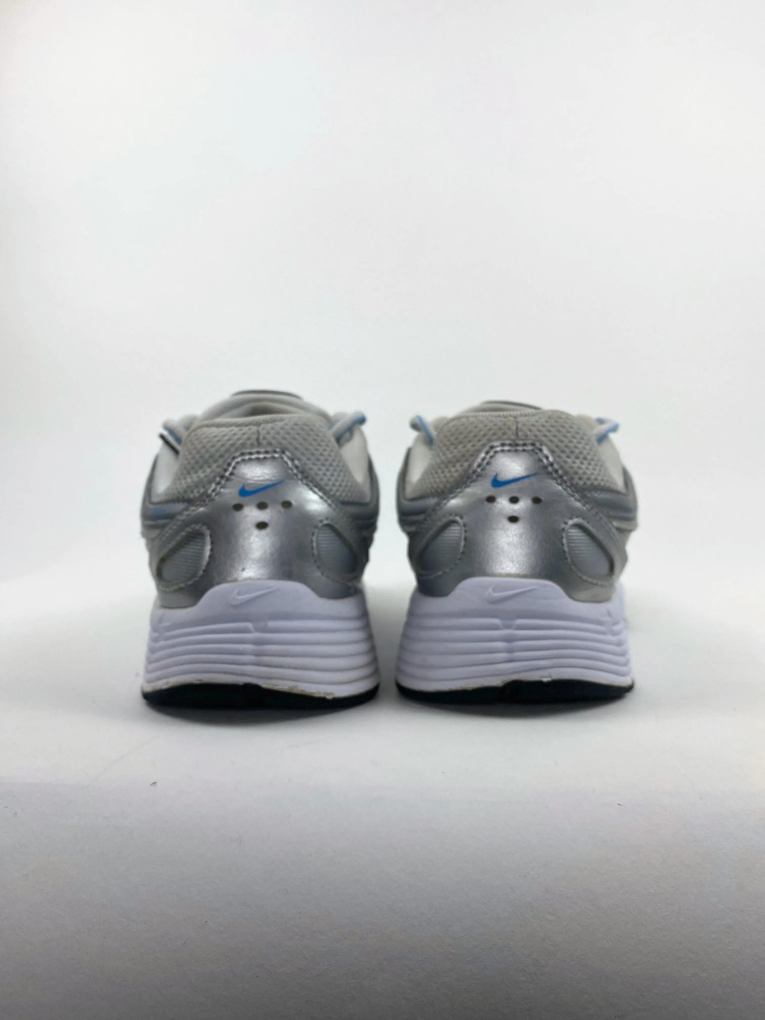 Reconditionné NIKE Baskets Femme, P-6000, Gris clair Très Bon État 3/4