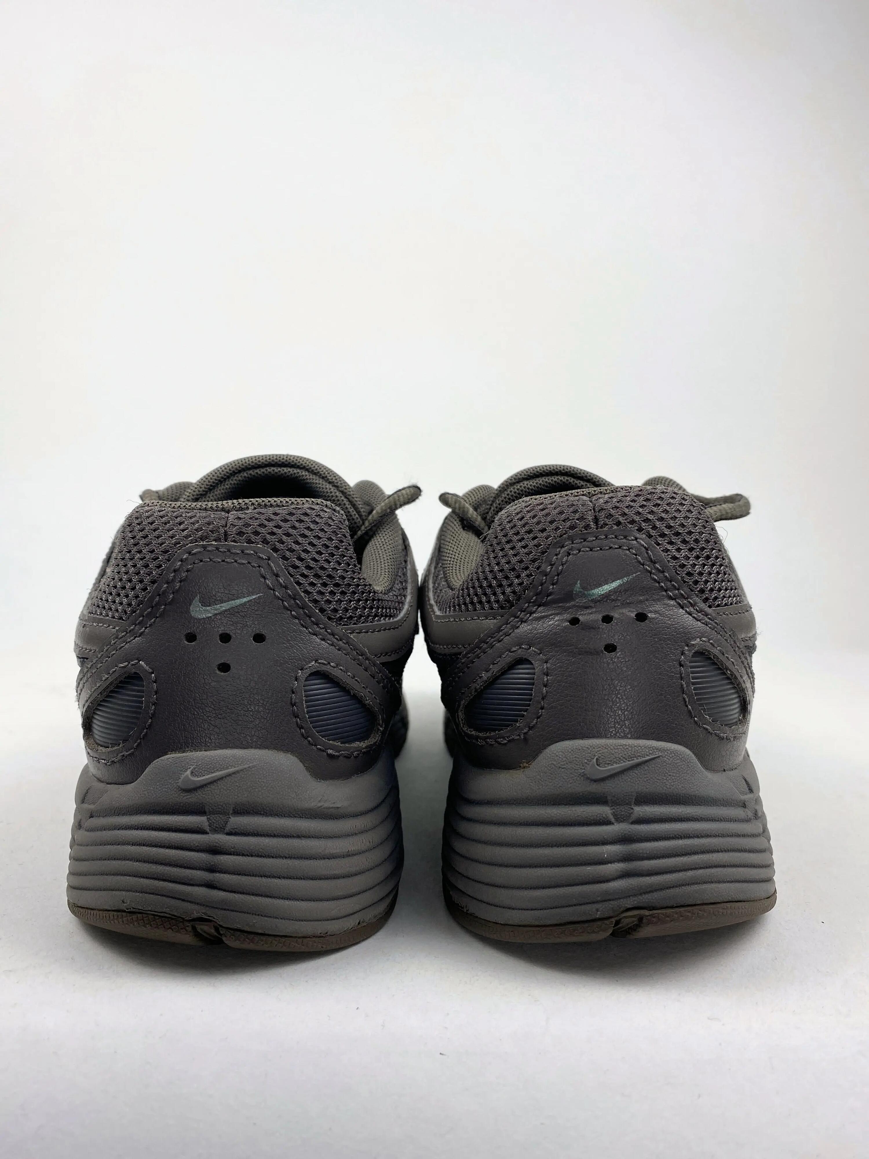 Reconditionné NIKE Baskets Femme, P-6000, Gris clair Très Bon État 3/4