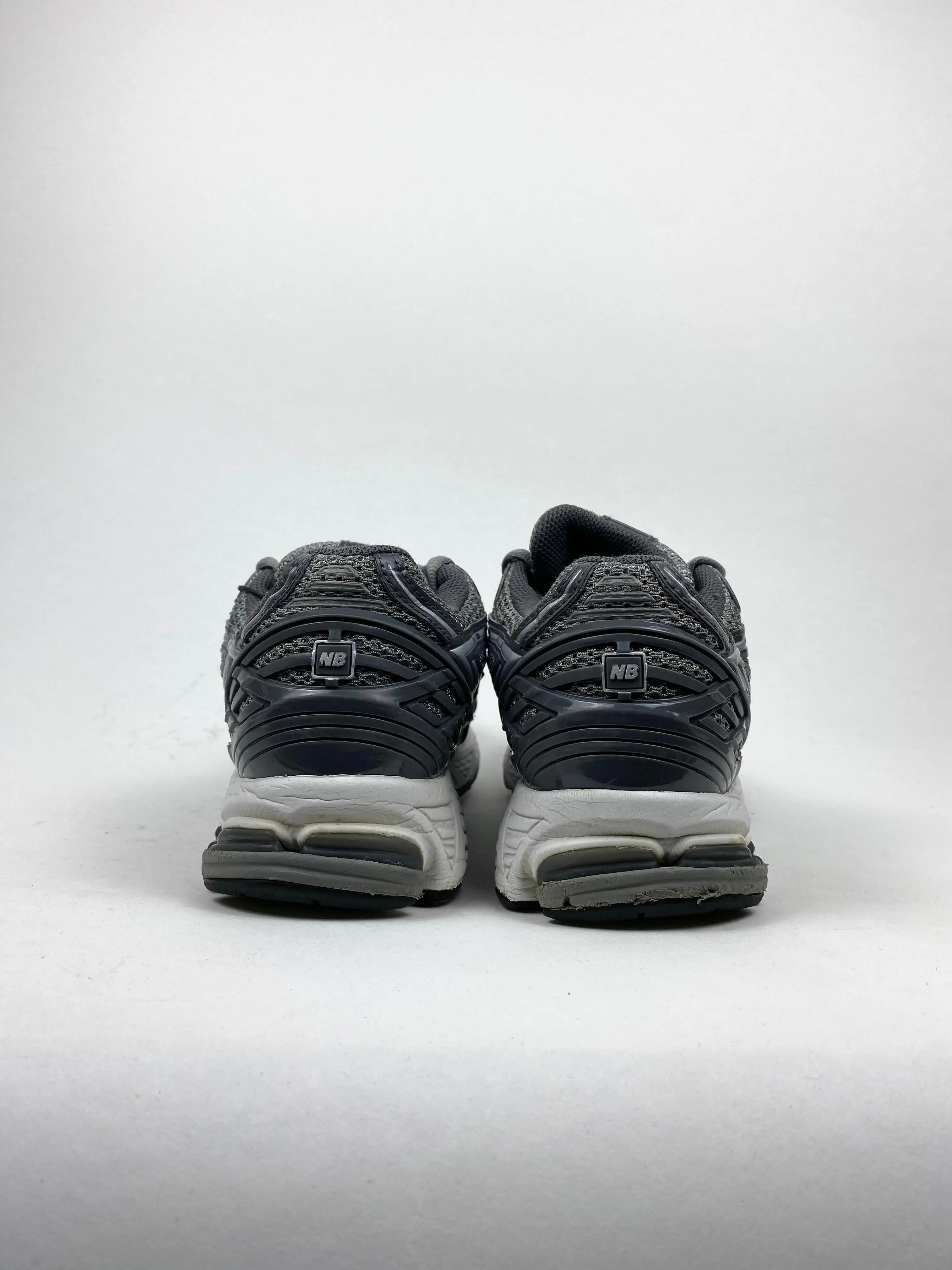 Reconditionné NEW BALANCE Baskets Homme, 1906R, Gris foncé Très Bon État 3/4