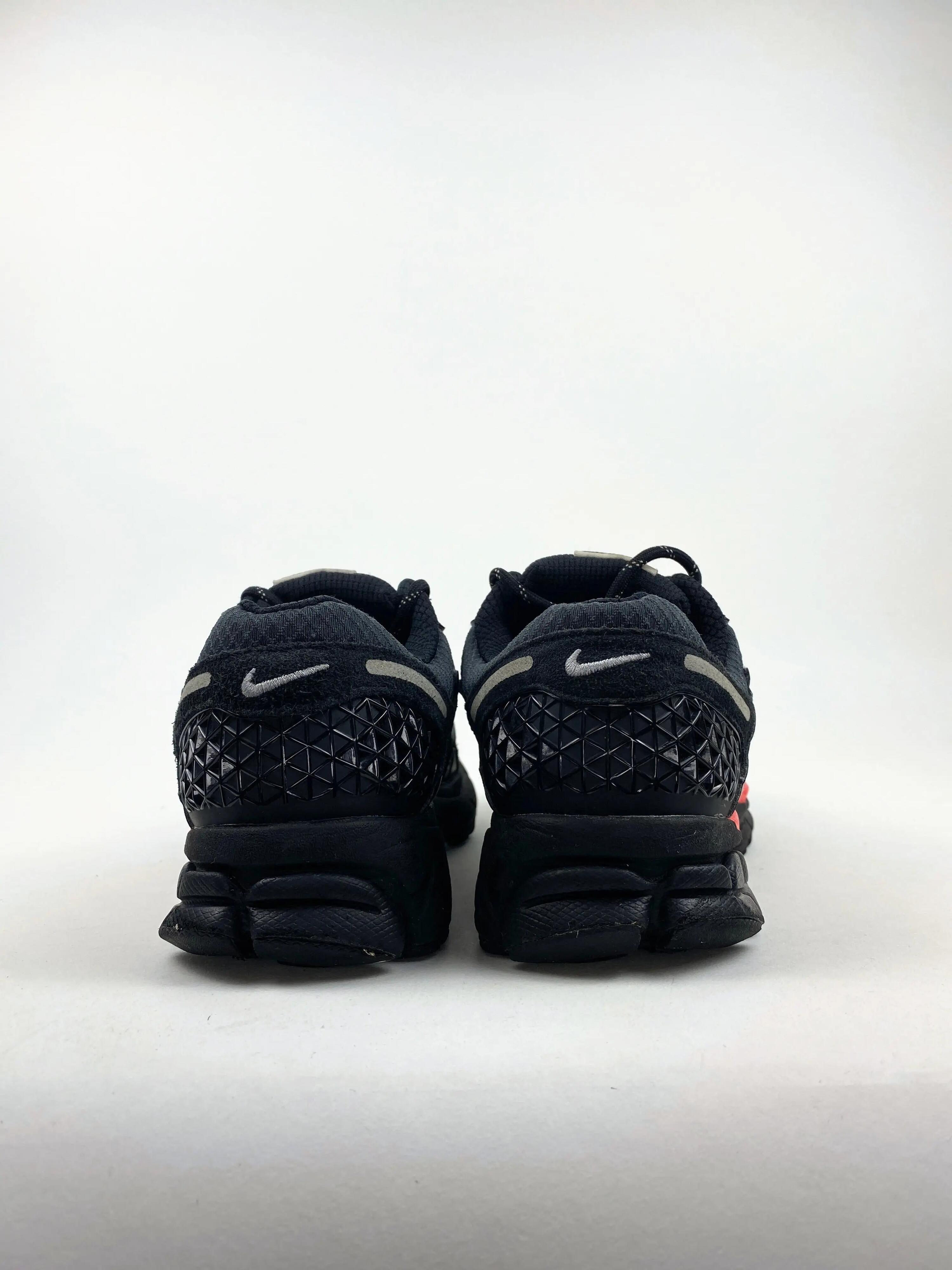 Reconditionné NIKE Baskets Femme, Zoom Vomero 5, Noir Très Bon État 3/4