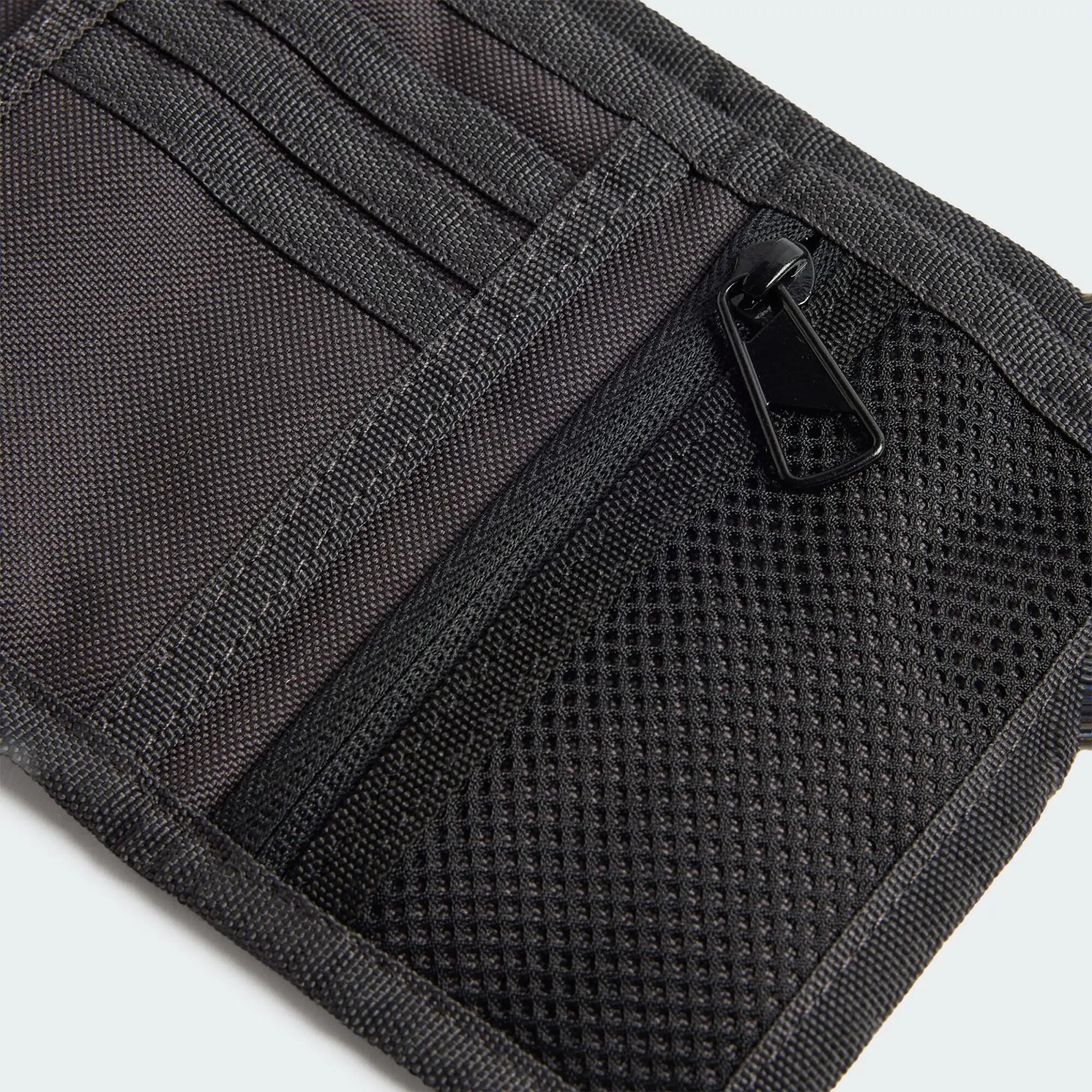 AUDI REVOLUT F1 TEAM DNA WALLET 5/6