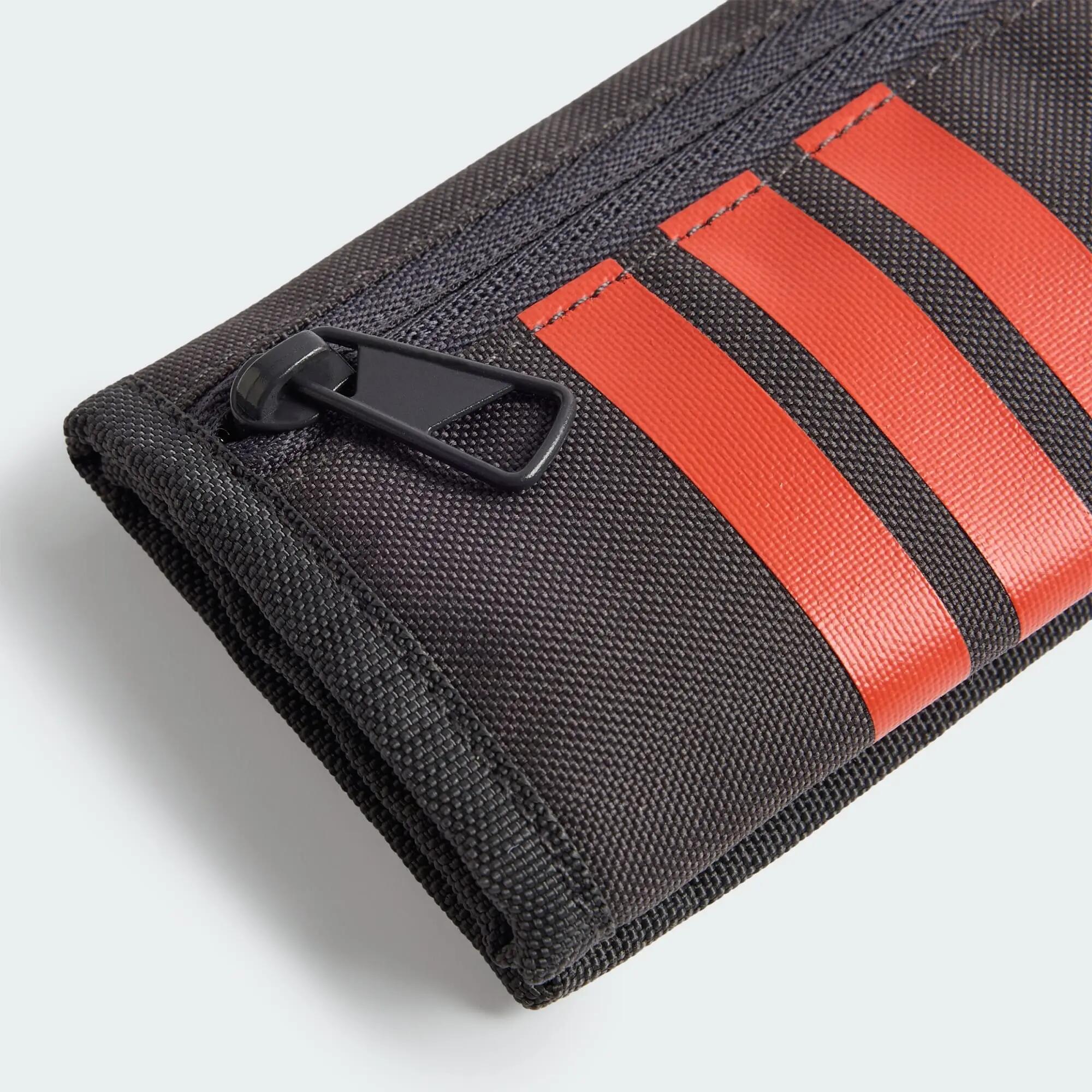 AUDI REVOLUT F1 TEAM DNA WALLET 4/6