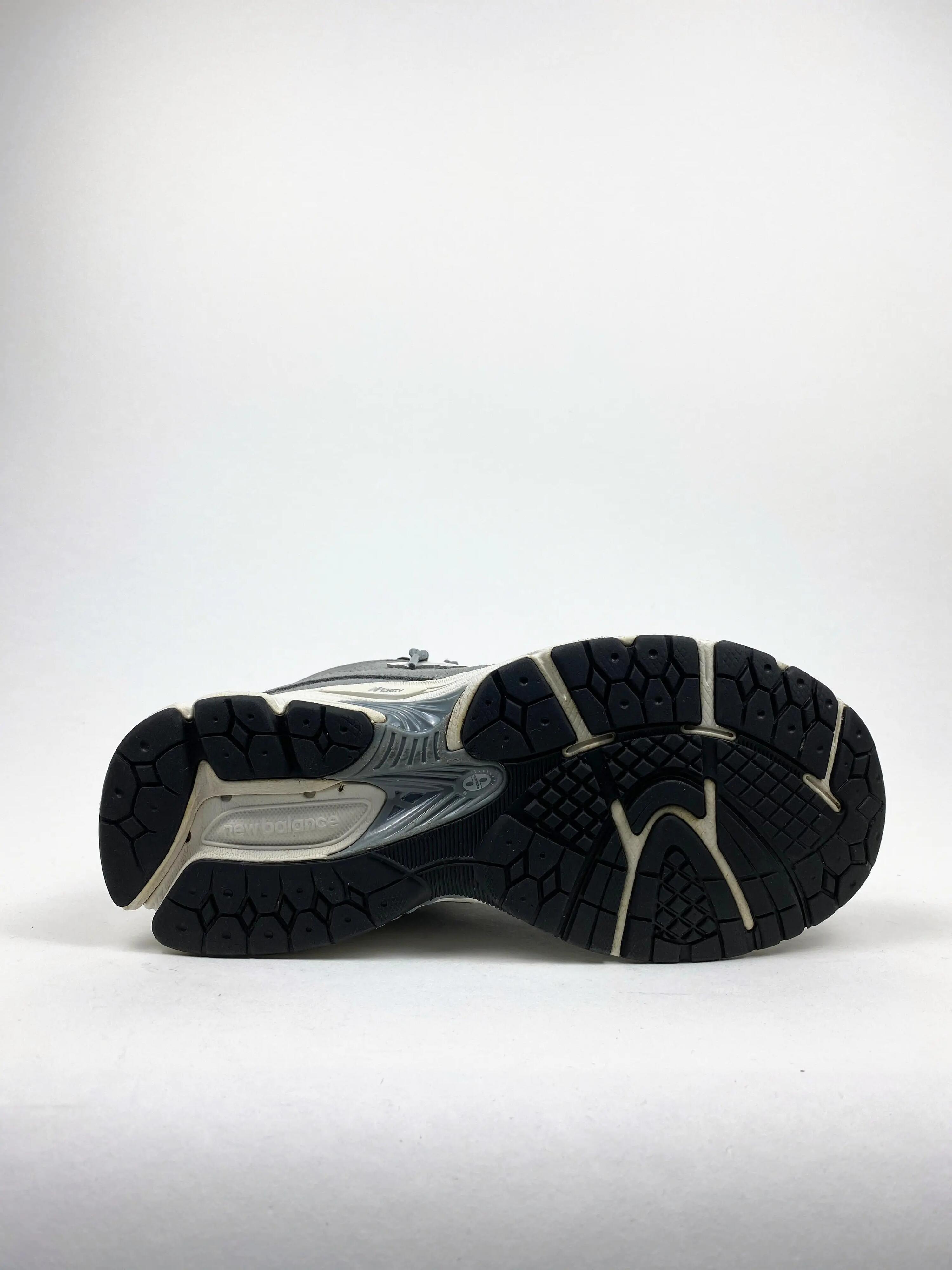 Reconditionné NEW BALANCE Baskets Homme, 2002R, Gris foncé Très Bon État 2/4