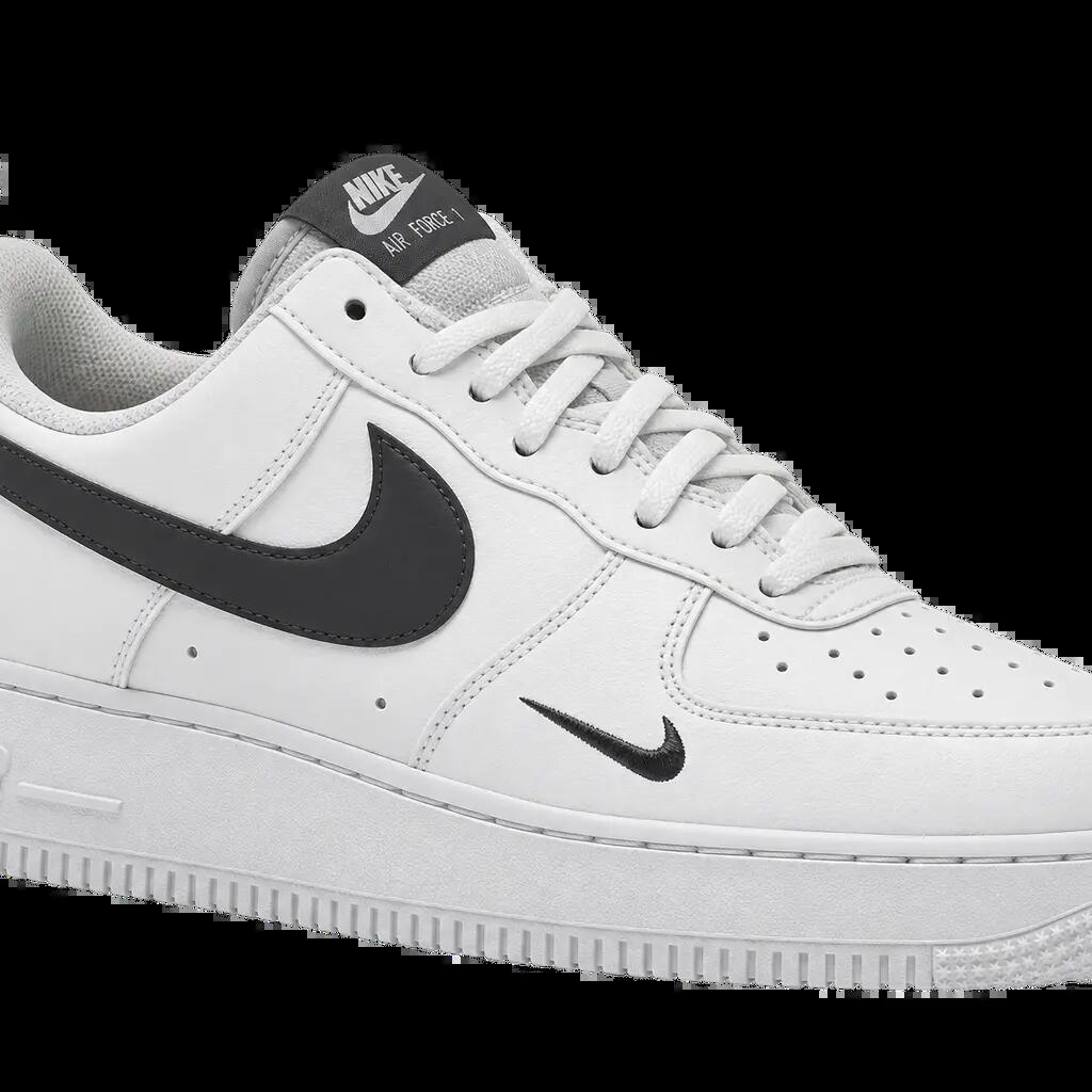 Herren - Sneaker - Nike Air Force 1 '07 LV8 UT - Weiß, Metallic Dark Grey