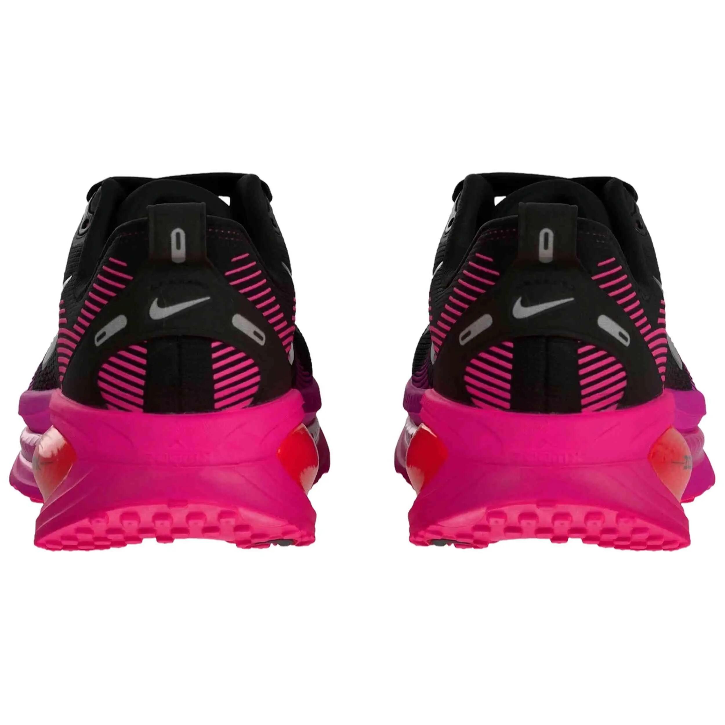 Zapatillas Nike modelo Vomero 18 "Black/Pink" para mujer 3/4