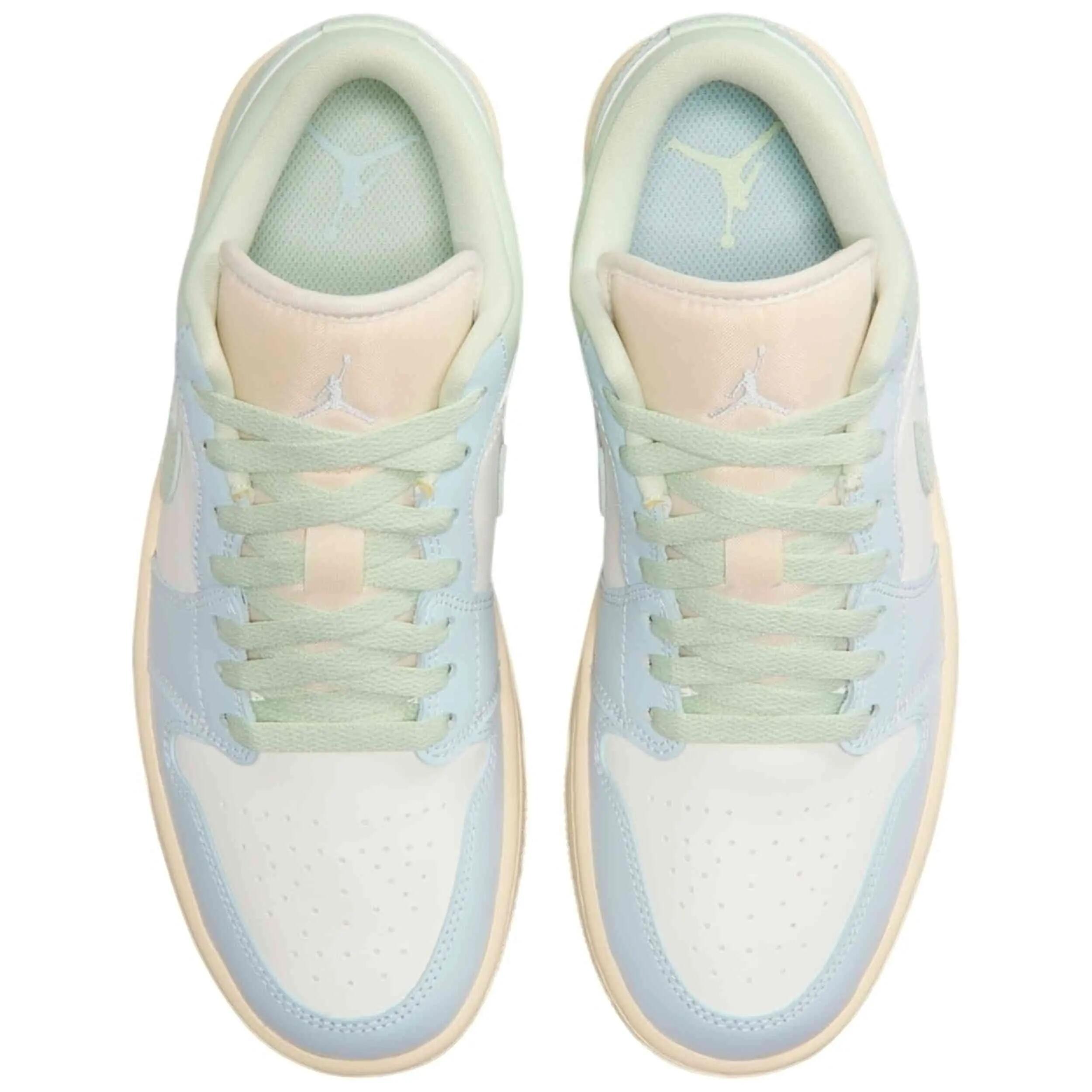 Zapatillas Jordan modelo Air Jordan 1 Low "Sail/Jade Aura" para mujer 4/5