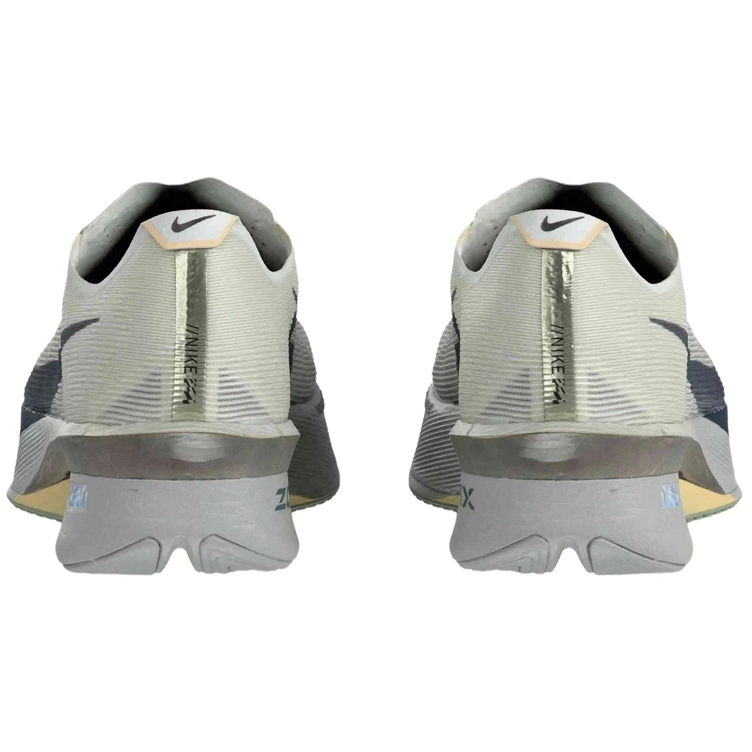Zapatillas Nike modelo Vaporfly 4 "Spruce Aura/Grey Fog/Ice Peach/Da para hombre 3/4