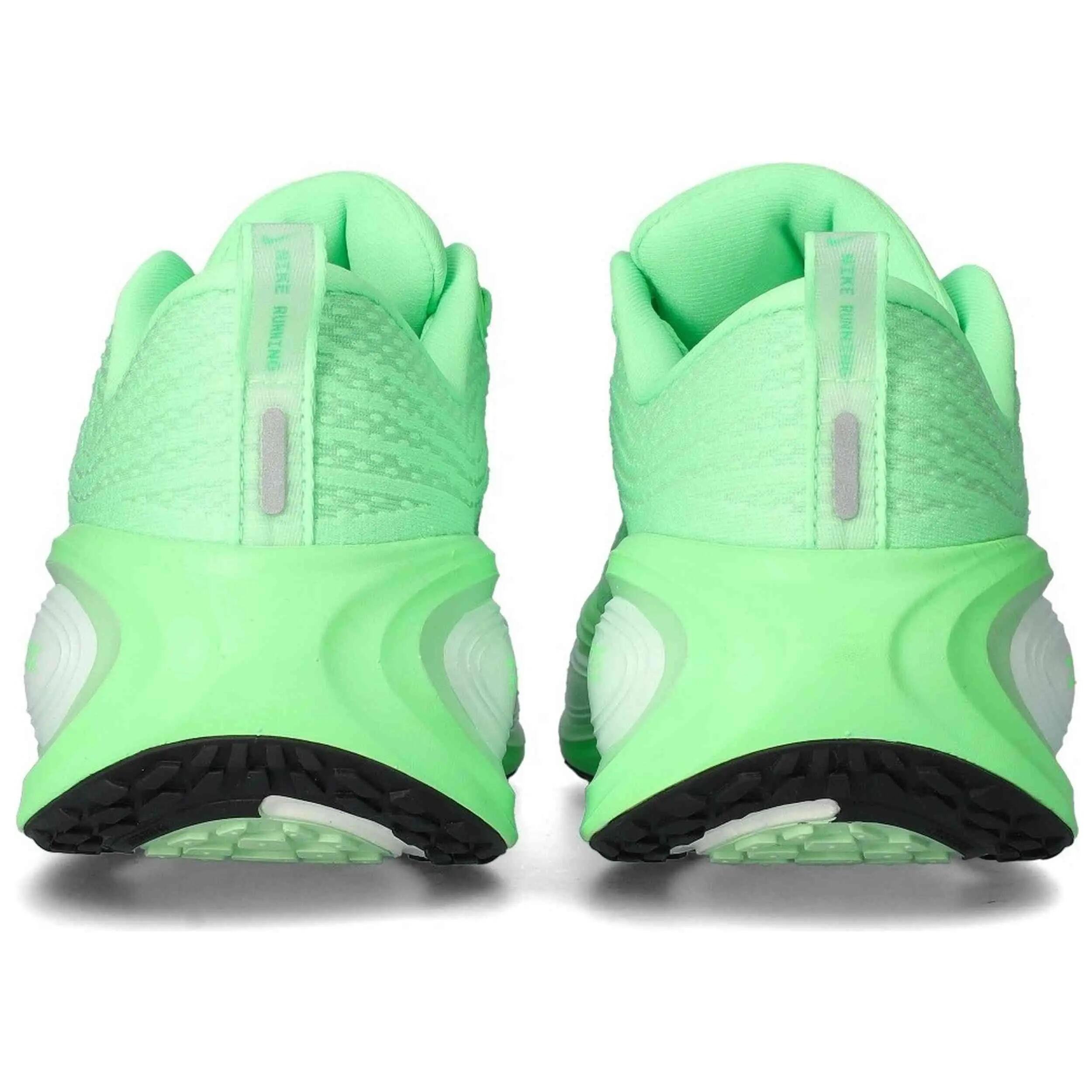 Zapatillas Nike modelo Vomero Plus para mujer 4/5