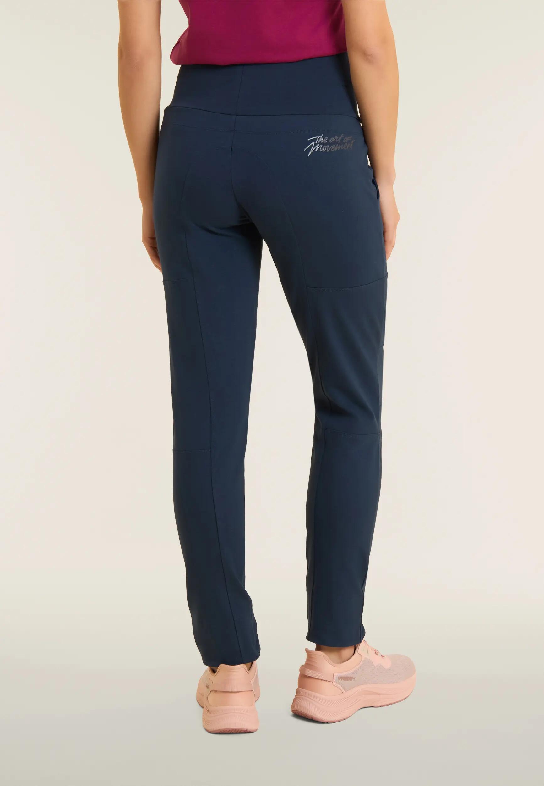 Set met T-shirt en broek “The Art of Movement” 5/8
