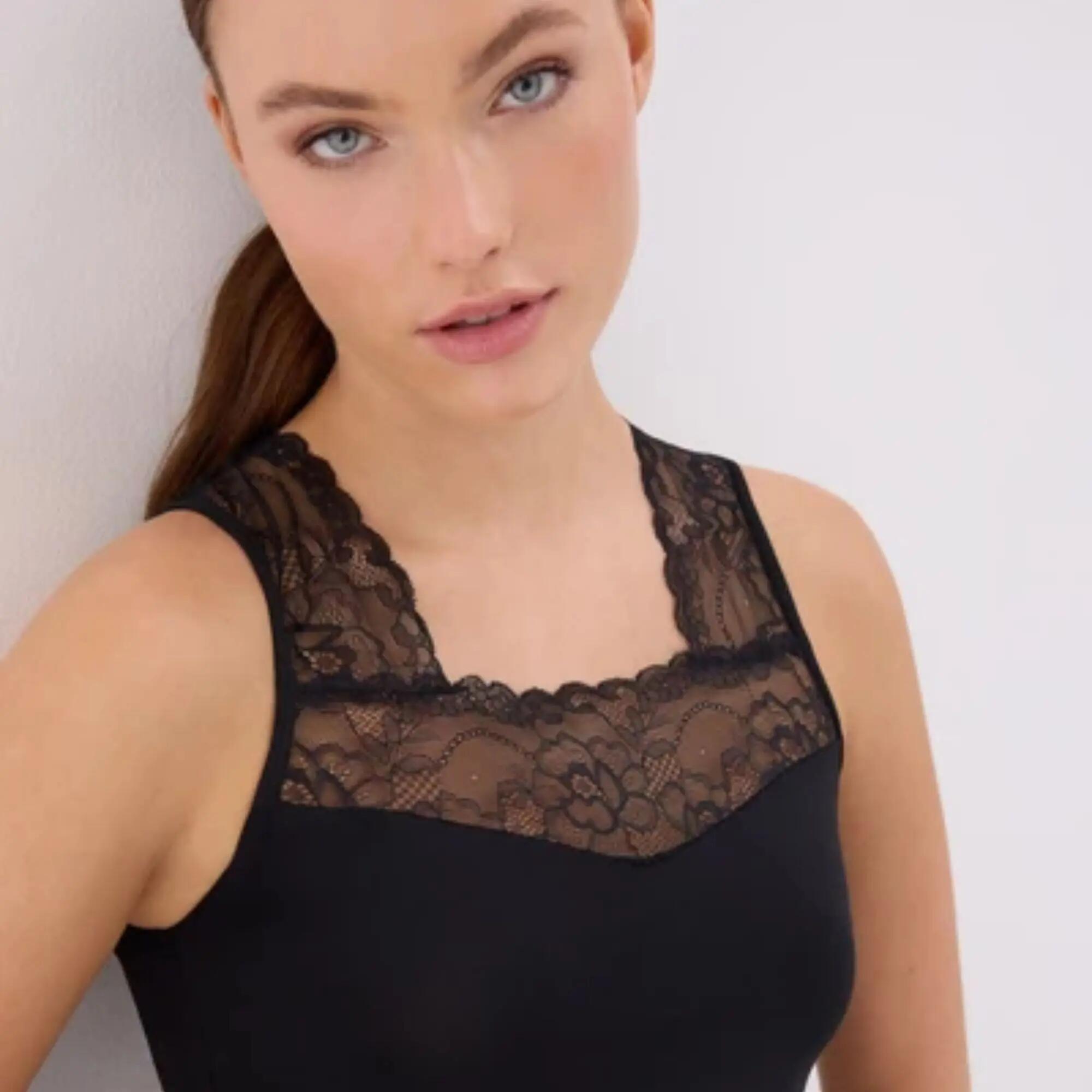 Camiseta tirantes anchos escote lencero negro 4/4