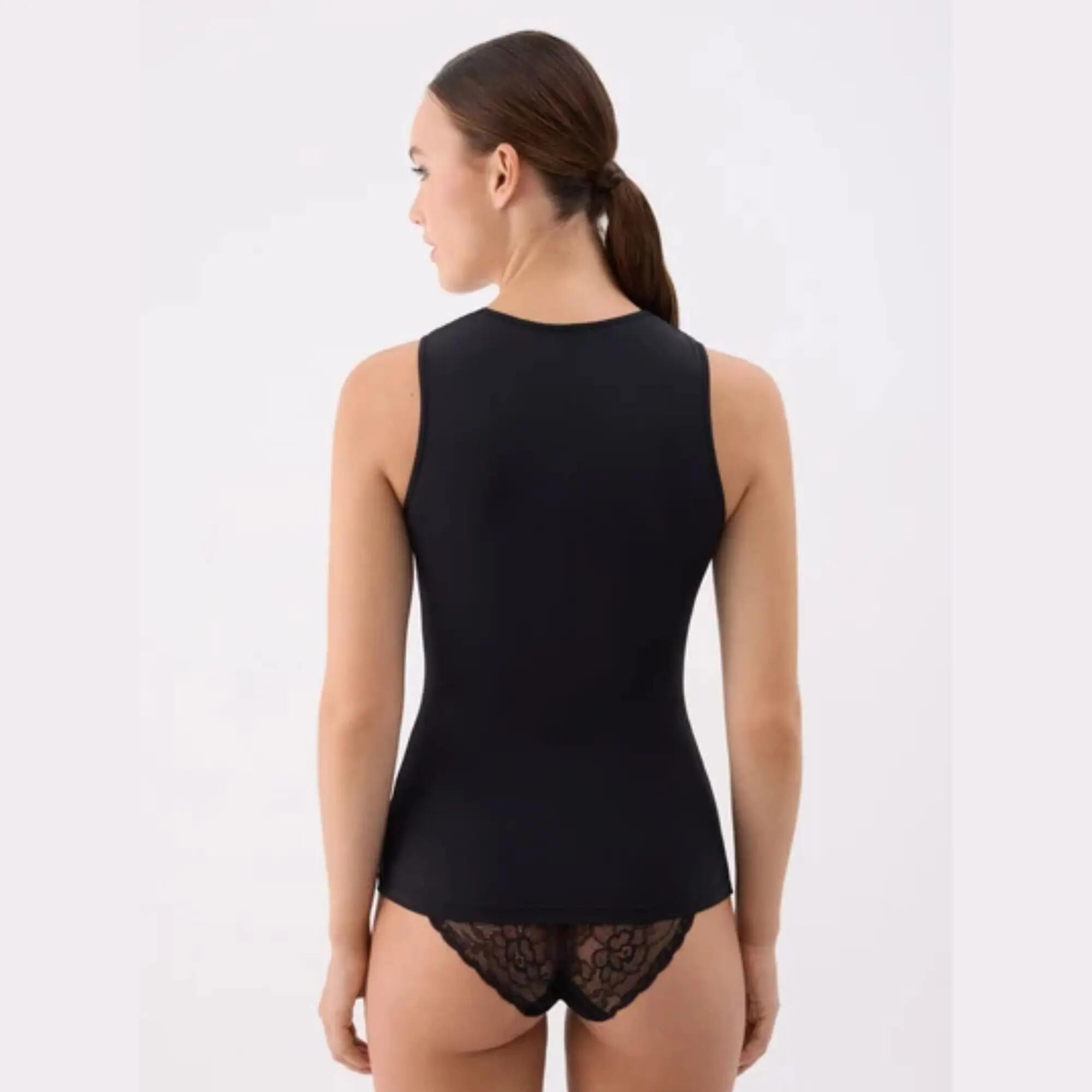 Camiseta tirantes anchos escote lencero negro 2/4