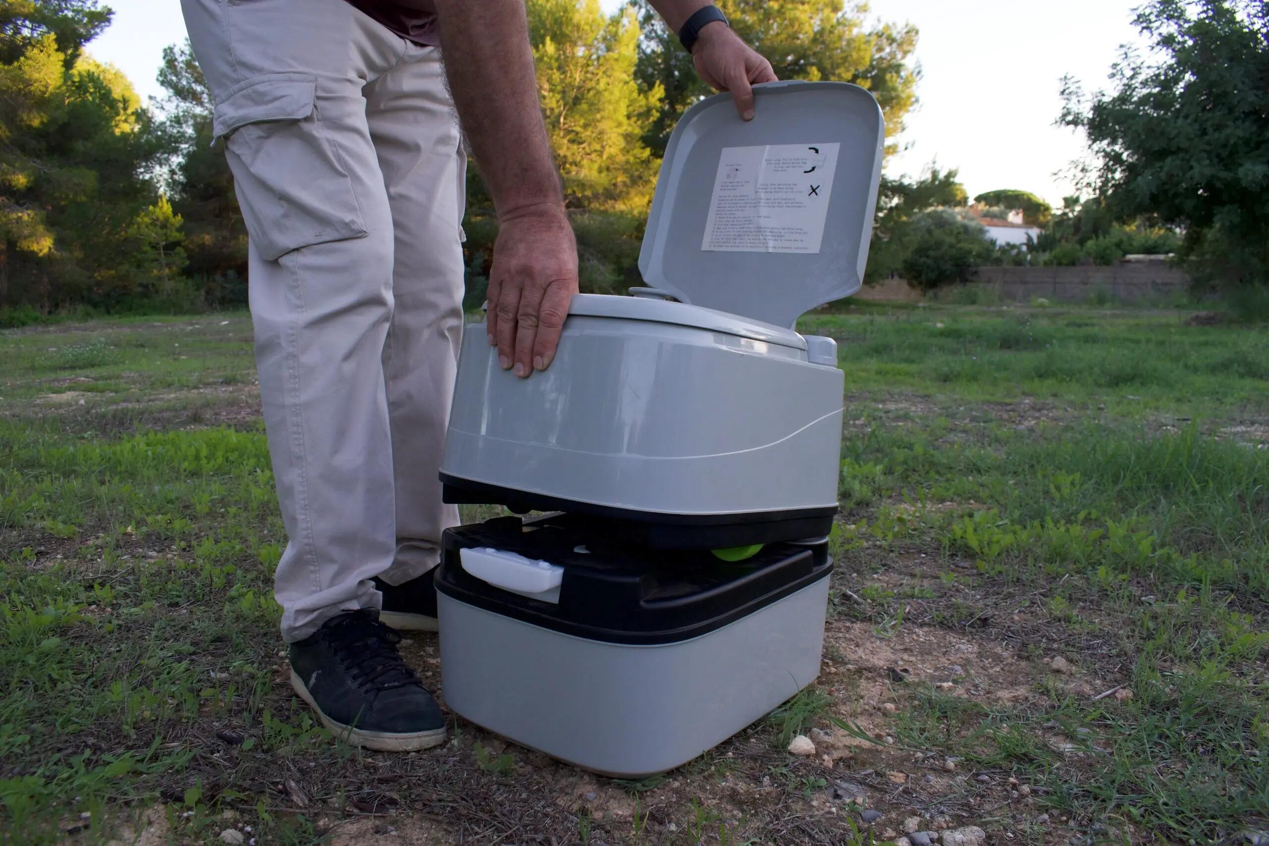 Camping Inodoro Portátil GO ESCAPE 24L con Bomba Manual y Depósito Agua de 20L 4/12