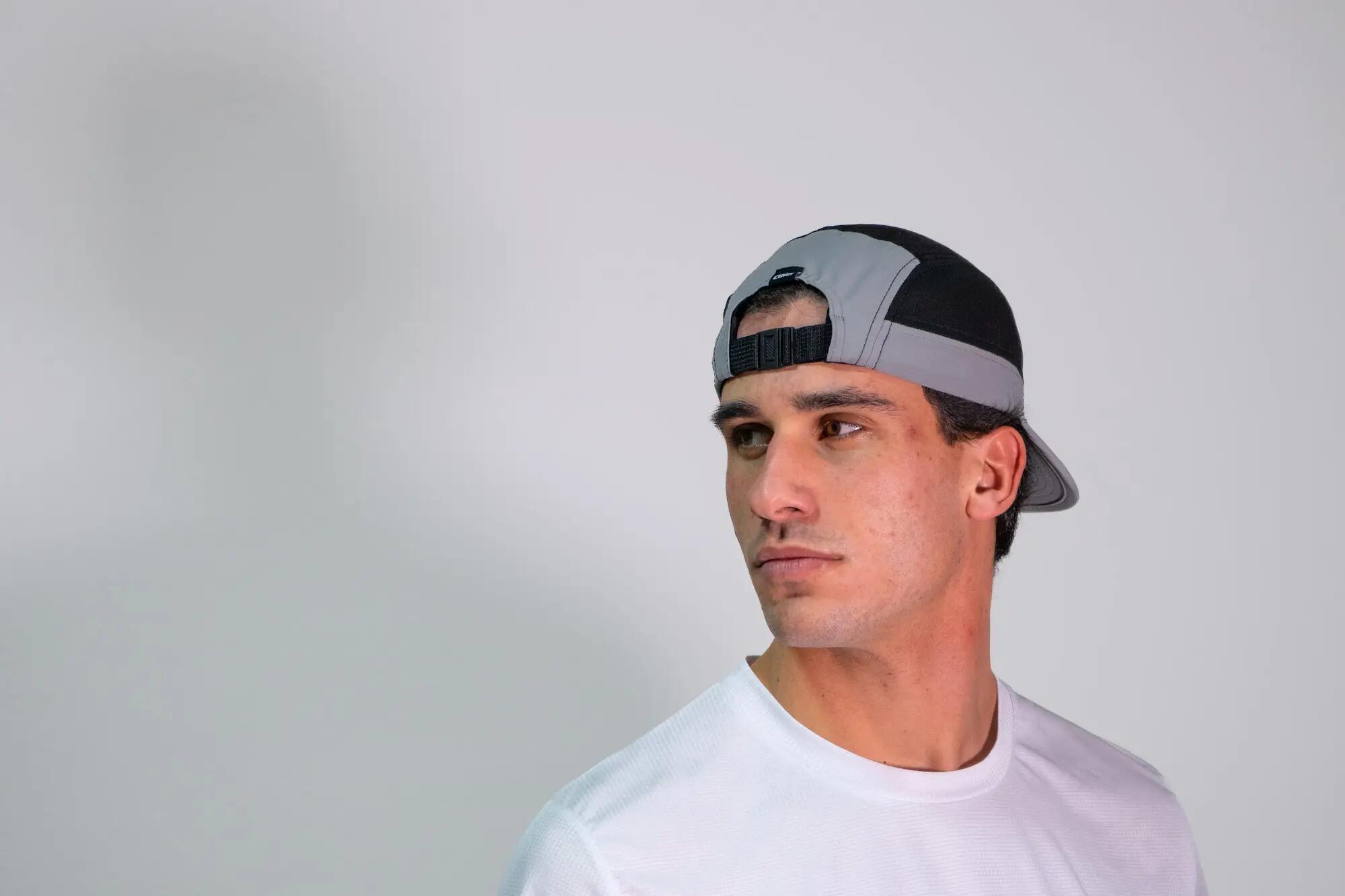 Gorra Running Unisex Ultraligera Transpirable ALPHA Gris 3/8